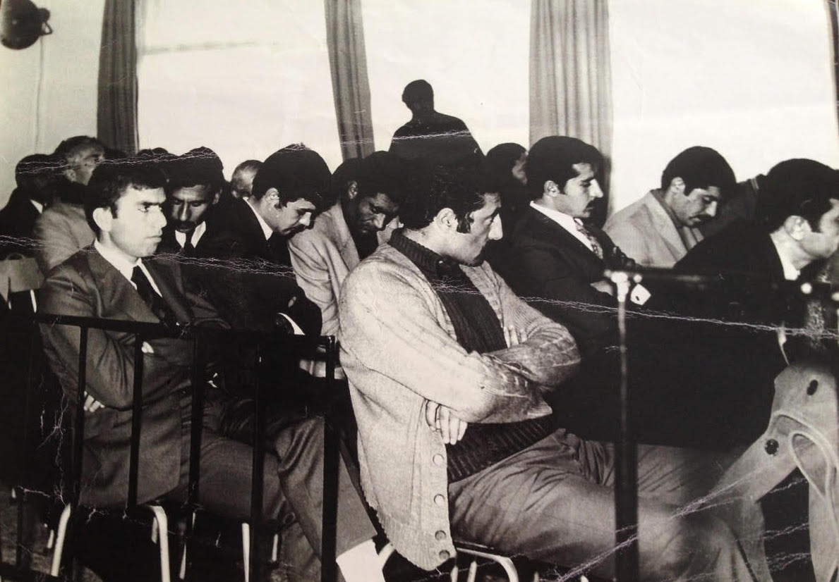 1971-72 Diyarbekir DDKO davasından bir kare; açık renk hırkalı Faruk Aras (yaşıyor), yanındaki kravatlı Ankara DDKO Başkanı Yümnü Budak, Budak’ın yanında İbrahim Güçlü (yaşıyor), Aras’ın arkasındaki Hasan Acar, solunda Ferit Uzun, İsa Geçit, Uzun ile Acar arasında Mehmet Emin Bozaslan (yaşıyor), Bozaslan’ın arkasında Musa Anter