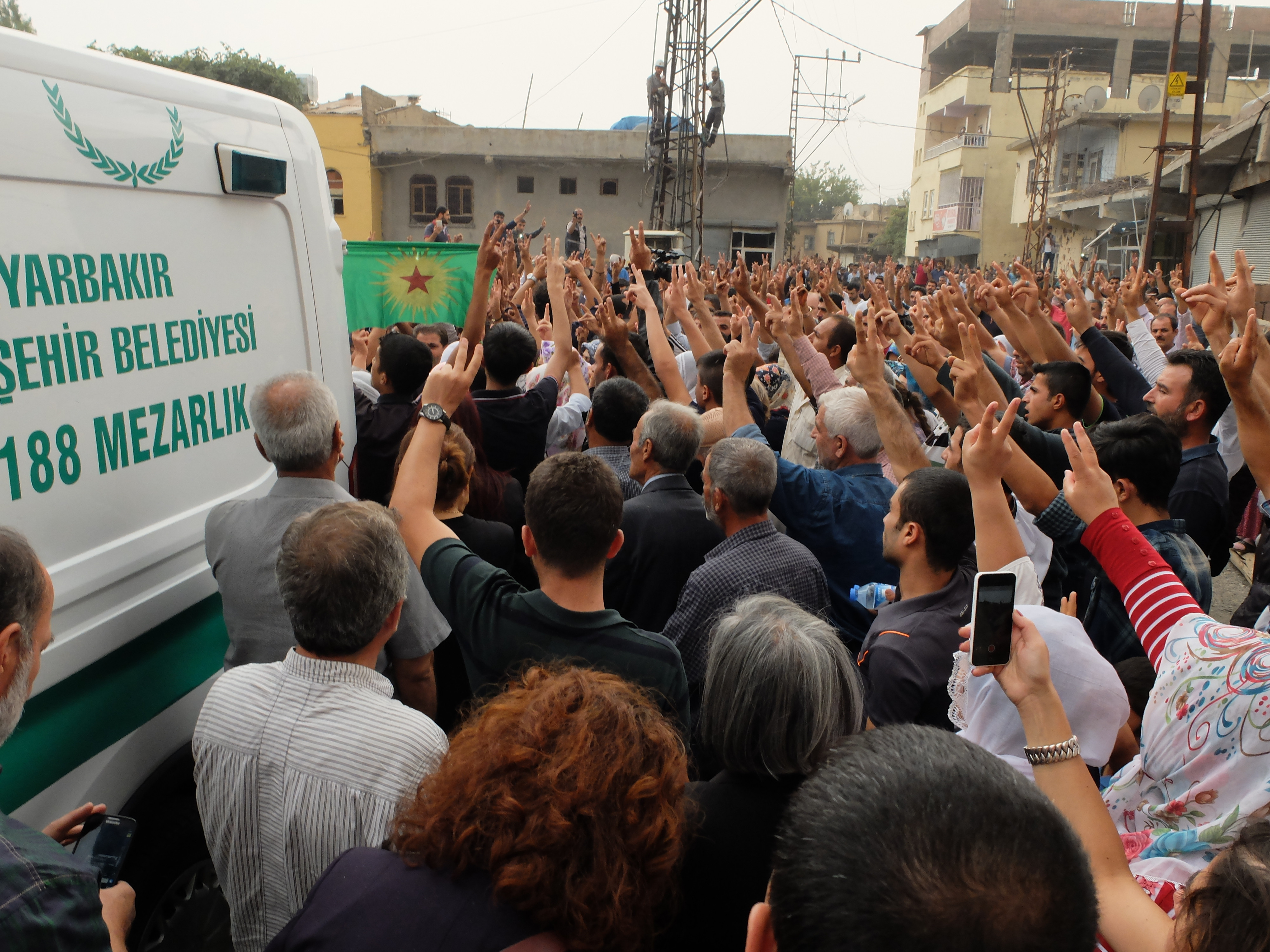 Silvanlılar sokağa çıktıktan sonra keskin nişancıların vurduğu 75 yaşındaki Hayriye Hüdaverdi'nin cenazesini kaldırıyor