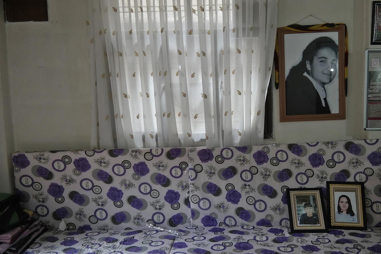 Cenazeler teşhis edilip bir bir gömüldükçe çocukların nöbet yerindeki fotoğrafları da azalıyor.