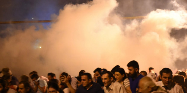 Arevelk'ten aldığımız bu fotoğraf 29 Temmuz akşamı, 60 yaralı ile biten, polis baskınından bir an...
