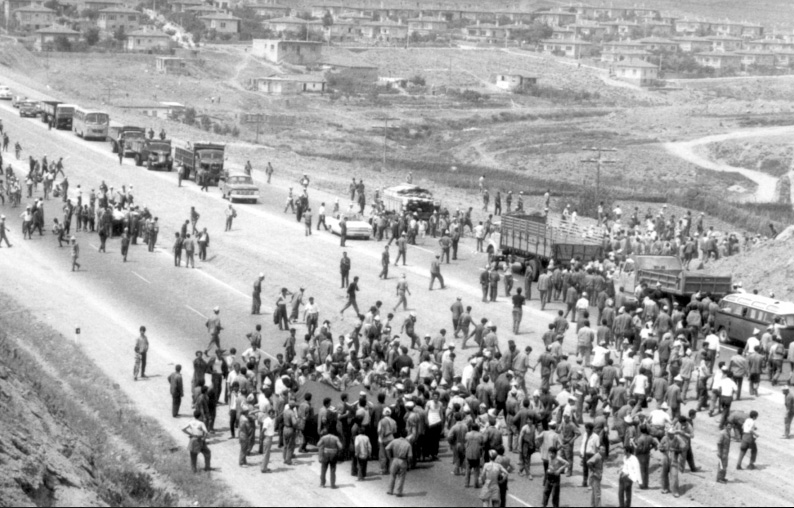15-16 Haziran'da E-5'i kapatarak yürüyen işçiler