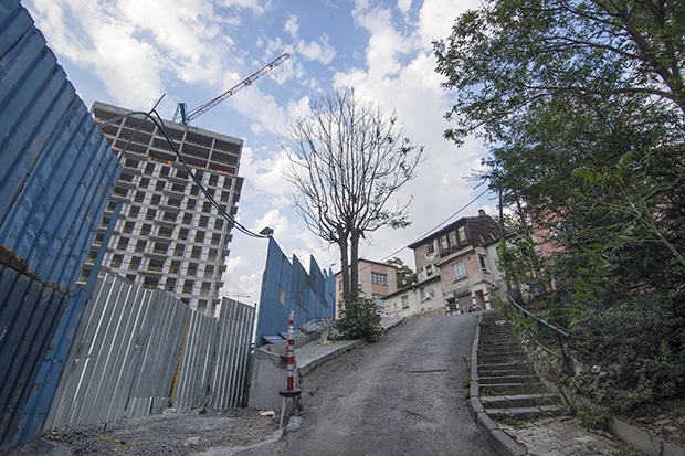 Solda Piyalepaşa İstanbul şantiyesi, sağda Hacıhüsrev Mahallesi. Fotoğraf: Bekir Dindar