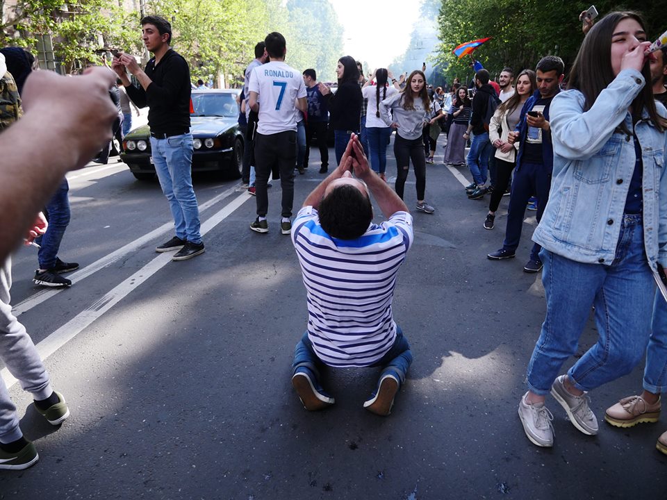 Eski Cumhurbaşkanı, daha sonra Başbakan olan Serj Sarkisyan'ı istifa ettirdikten sonra, insanlar sokaklarsa diz çöküp 'Şükür sana Ya Rabb'im''' diyorlardı ...