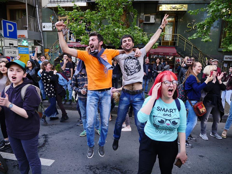 Nisan 2018'de, yıllardan beri asık suratlarla dolaşan 'hiç bir umudumuz yok' diyen halk, görülmemiş bir şekşlde bayram ediyordu Nikol Paşinyan'ın başlatmış olduğu hareketle