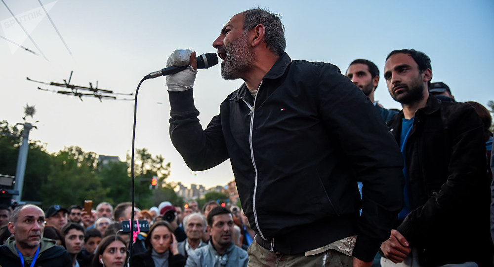 Haygagan Jamanak (Ermeni zamanı) gazetesinin, ezelden beri, cengaver, titiz, haksızlıkların üzerine giden bir gazetecisi olan Paşinyan, 20 Nisan'dan itibaren estirdiği rüzgâr fırtına dönüştü