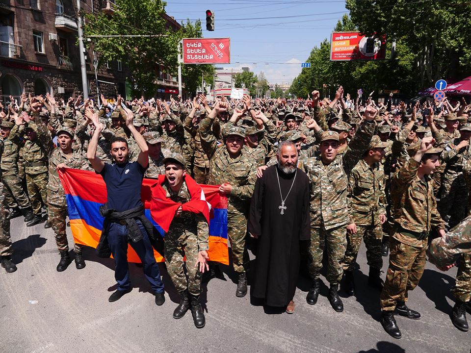 Tarihteki birçok halk hareketi gibi ''kolluk kuvvetleri ve ordu içinde 'halkın saflarına geçme' yani 'artık emirlere tabi değiliz' aşamasına gelinmişse, iş bitmiştir!