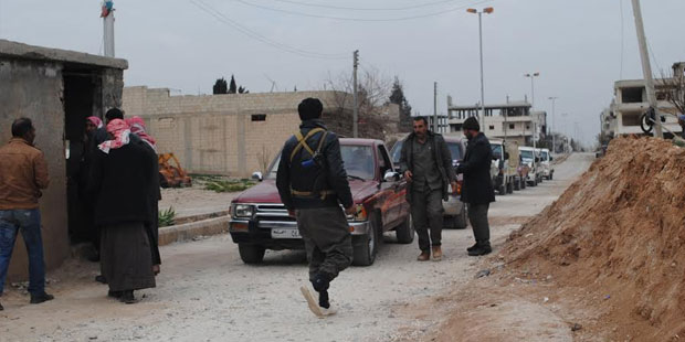 Köylere giden yolda asayiş, yani “Kobanê’nin polisi”, kontrol noktası kurmuş