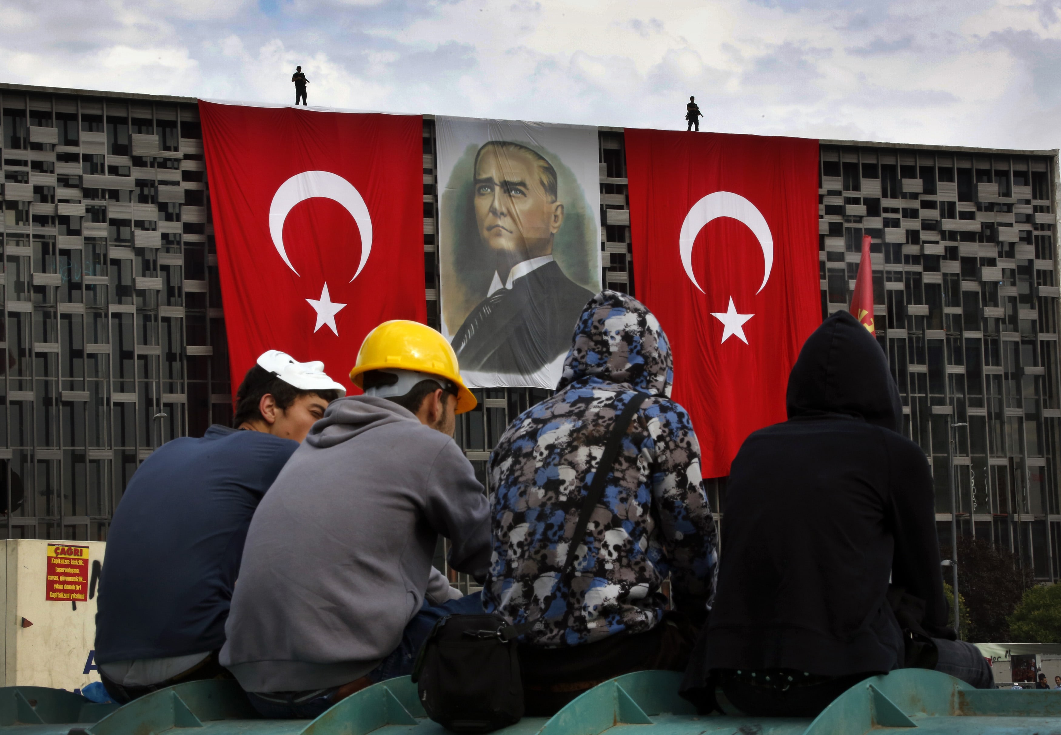 Gezi Parkı eylemleri sırasında AKM'nin önünde çocuklar