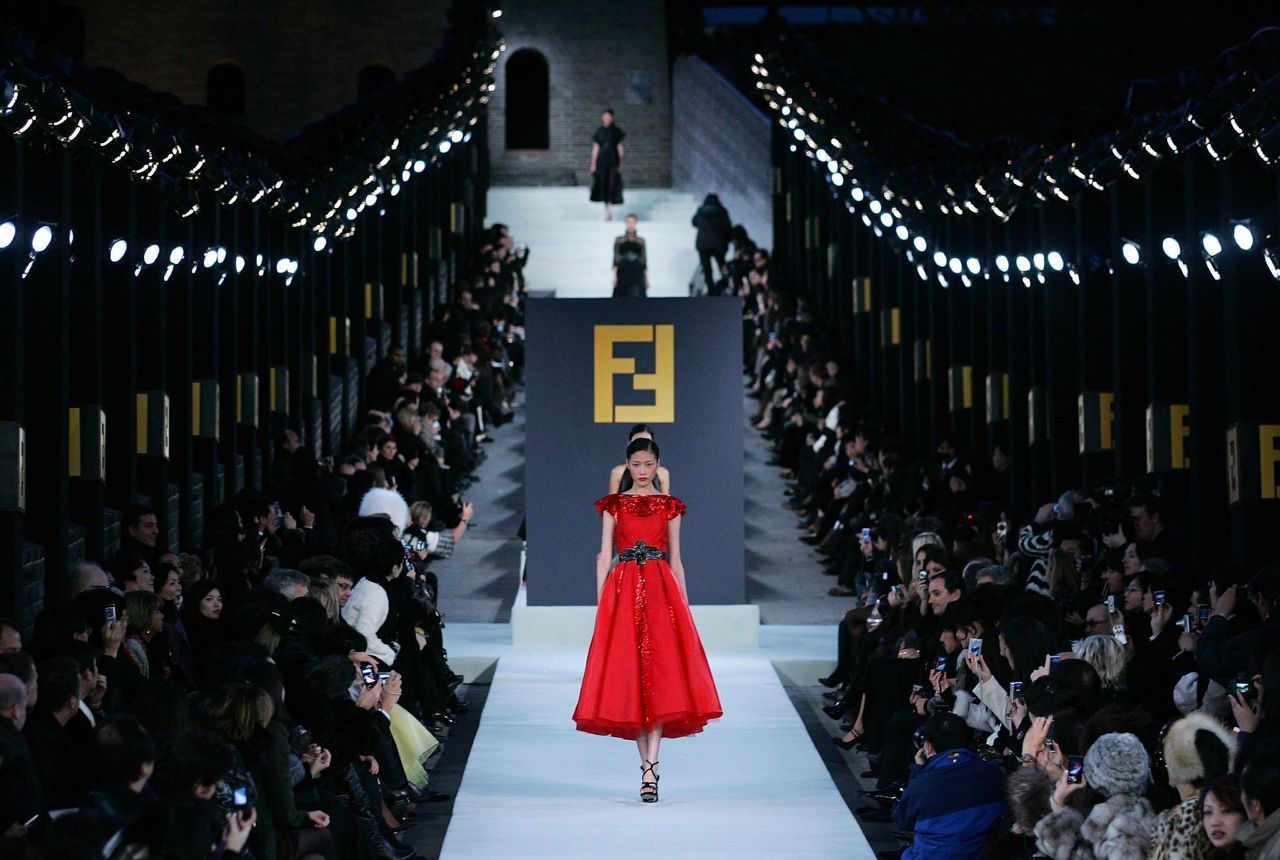 2007 yılında Fendi'nin Çin seddinde gerçekleştirdiği Cruise defilesi görsel bir şölen sundu