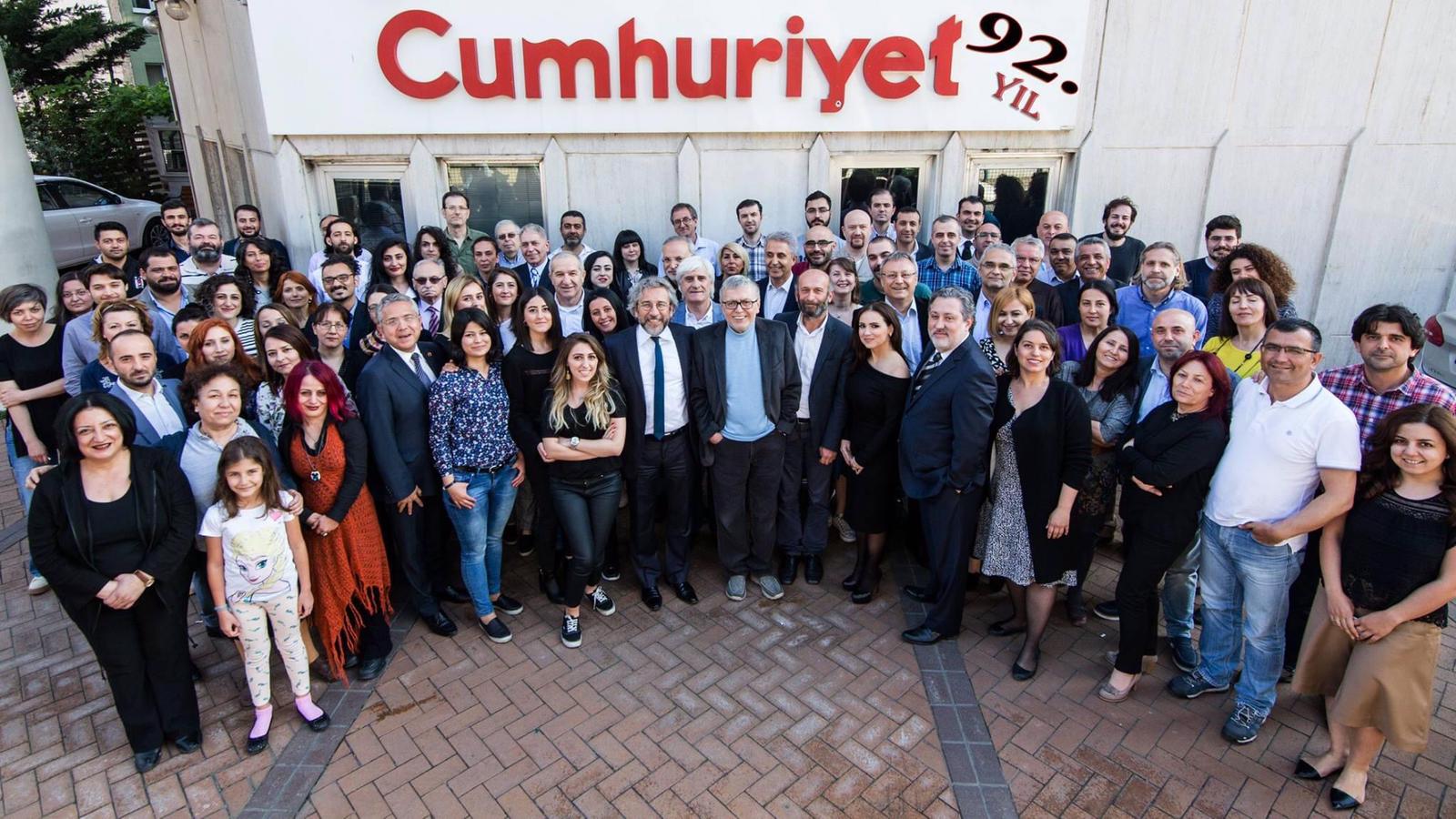 Öte yandan Cumhuriyet gazetesi yönetimine, eski Cumhuriyet yönetimi başta olmak üzere pek çok tepki geldi. 