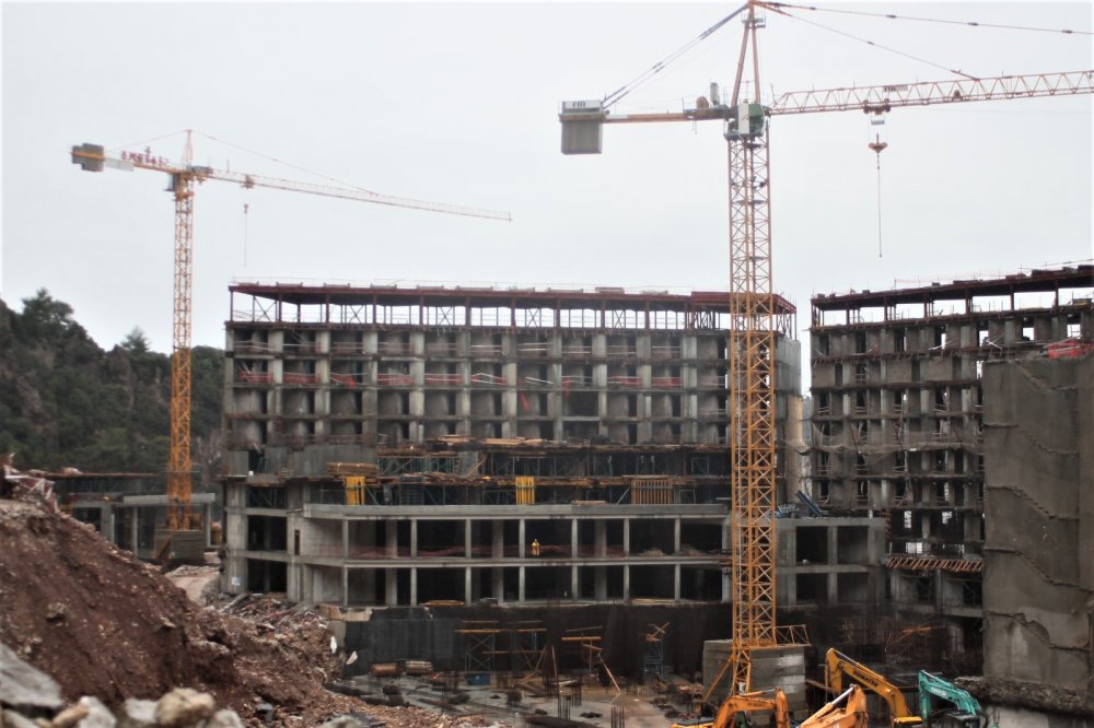 İnşaatta kaçak katlar olduğunu vurgulayan Özgür, "Projede kat sayısı 6 görünürken, 3 kat daha eklenerek 9'a çıkarılmış" bilgisini verdi.