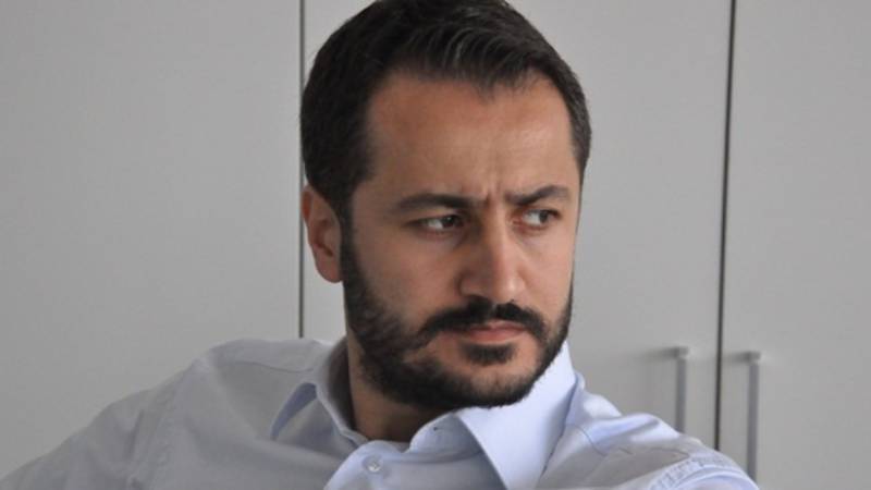 KÖŞE YAZARLARI, GÜLŞEN’İN TUTUKLANMASI HAKKINDA NE DEDİ? | Gülşen hakkında kendisinin de suç duyurusunda bulunduğunu yazan Yeni Akit Gazetesi Ali Osman Aydın: Bu şahsın ağır hakaretinin elbet bir karşılığı olacak, olmalı. Ama birkaç gün sonra serbest bırakılacak bir kişinin tutuklanmasında doğru bulmadığım bir taraf var. Elbette adalet sistemi bizim kaygılarımızla değil hukukla hareket edecek. Fakat şurası kesin ki tutuklandıktan sonra bu provokatör kadını muhalefet bayraklaştıracak. Hak etmediği biçimde kahramanlaştıracak!”