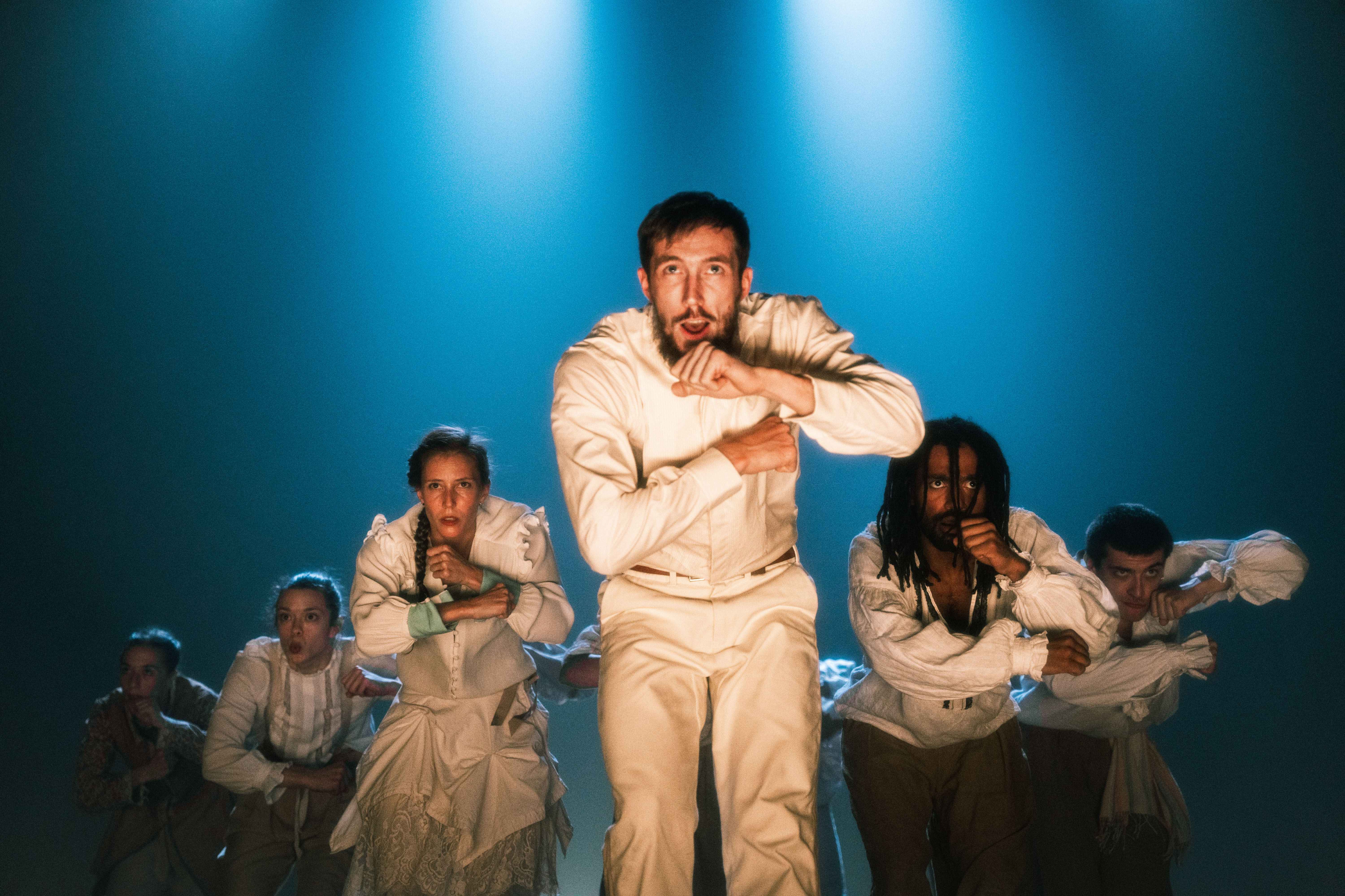 Hofesh Shechter Topluluğu'ndan; Çifte Cinayet: Günümüzün yıldız koreograflarından Hofesh Shechter’ın topluluğu, Çifte Cinayet’le festivale konuk oluyor. Paris Match dergisinin "Bir kez izlediniz mi bir daha ömrünüz boyunca unutmayacaksınız" sözleriyle betimlediği bu yüksek enerjili koreografinin ilk bölümü şiddete karşı giderek artan duyarsızlığımıza iğneleyici bir biçimde yaklaşarak eğlence adı altında ne kadar ileri gidebileceğimizi sorgularken ikinci bölümü sevecenliğiyle, sığınabileceğimiz bir şefkat alanı yaratıyor. Çifte Cinayet, festivalin kaçırılmaması gereken yapımlarından biri. | 14-15 Kasım 20.00  (Zorlu PSM Turkcell Sahnesi)