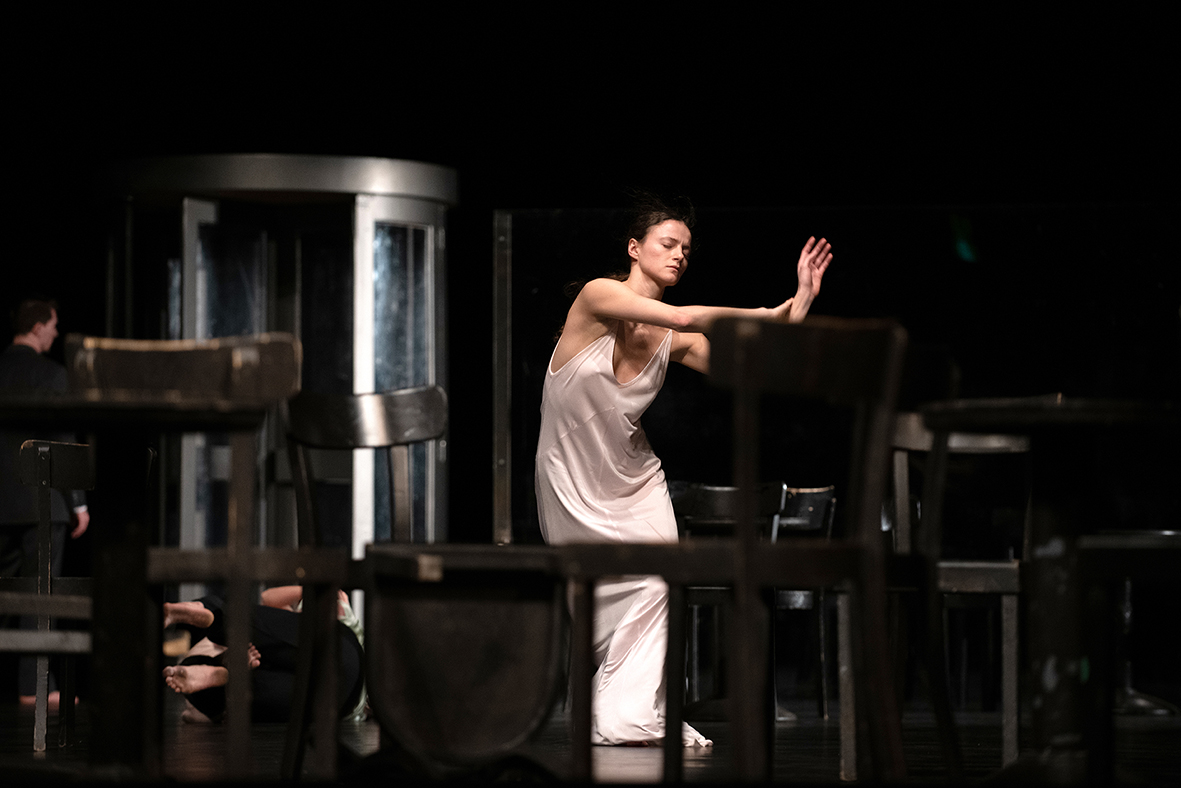 Bir Pina Bausch Şaheseri; Cafe Müller: İstanbul Festivali, dünyaca ünlü koreograf Pina Bausch’un Cafe Müller’i ile açılıyor. 20. yüzyılda devrimci bir yaklaşımla dansı yeniden tanımlayan ve dans tiyatrosunun yeni bir tür olarak kabul görmesini sağlayan Pina Bausch’un başyapıtı Café Müller, sanatçının topluluğu Tanztheater Wuppertal’ın güncel kadrosu ve ilk günkü çarpıcılığıyla ilk kez Türkiye’de. Dünyaca ünlü yönetmen ve oyuncuların övgülerle söz ettiği yapım festivalin en gözde oyunlarından biri. | 25 Kasım 21.00 / 26 Kasım 19.00 / 26 Kasım 21.00 (Zorlu PSM Turkcell Sahnesi)
