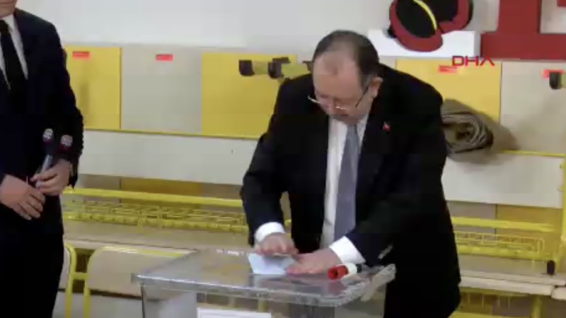 Yüksek Seçim Kurulu (YSK) Başkanı Ahmet Yener, Ankara Arjantin İlkokulu'nda oyunu kullandı.