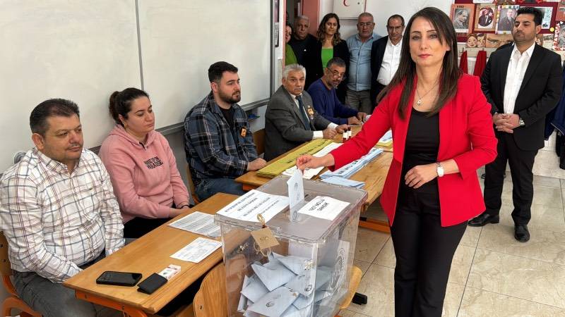 Halkların Eşitlik ve Demokrasi Partisi (DEM) Parti Eş Genel Başkanı Tülay Hatımoğulları Oruç, 31 Mart Mahalli İdareler Genel Seçimleri için oyunu Adana'da kullandı