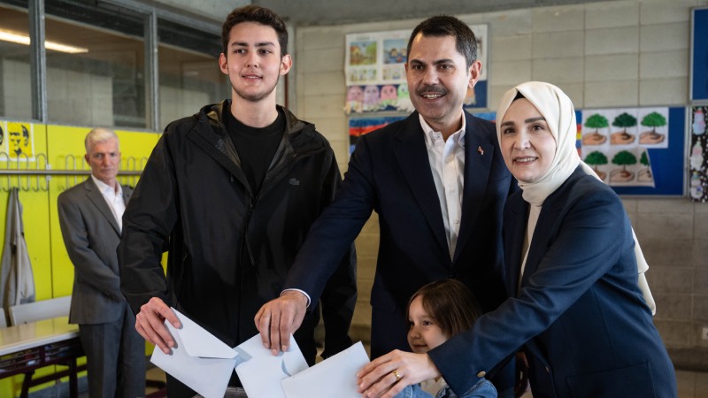 İstanbul Büyükşehir Belediye Başkan adayı Murat Kurum, İstanbul Kağıthane'deki Hamidiye Mahallesi Kağıthane İmece İlkokulu'nda oy kullandı.