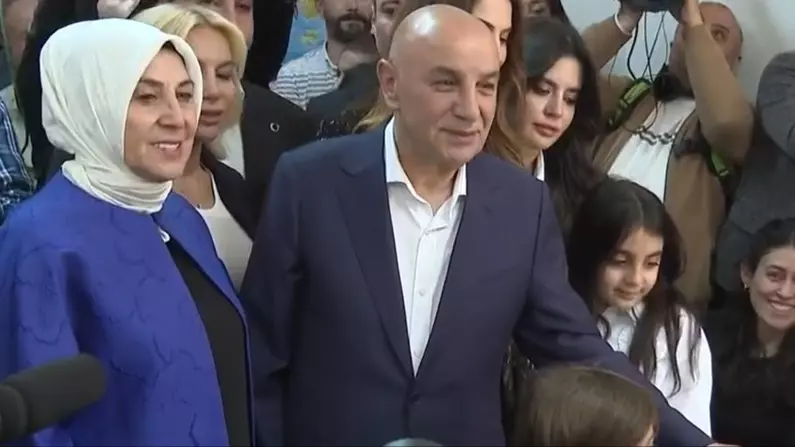 Cumhur İttifakı Ankara Büyükşehir Belediyesi (ABB) Başkan adayı Turgut Altınok, Keçiören'de Kocatepe İlkokulu'nda ailesiyle birlikte oyunu kullandı.