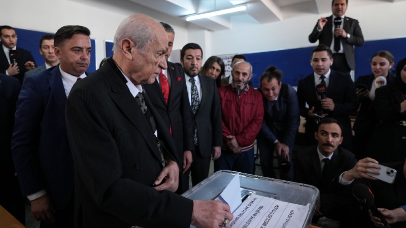 Değerli basın mensupları, mahalli idareler seçiminin ilkini gerçekleştirmiş bulunuyoruz. Adaylara başarılar diliyorum. Devletimiz ve milletimiz çin hayırlı olmasını diliyorum. Şimdiden bütün milletimize teşekkür ediyorum. Sonuçları partiden takip edeceğim. Partiye geçiyorum.