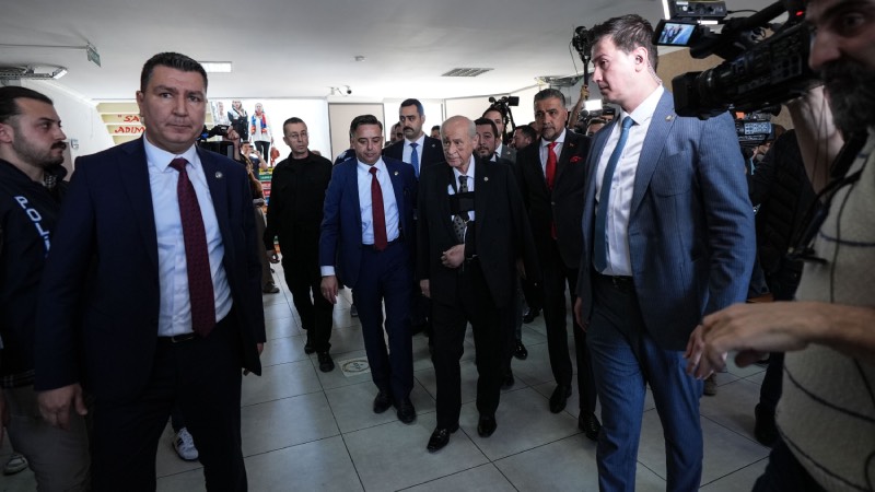 Kolundaki sargı dikkati çekti  Geçtiğimiz haftalarda ters bir harekete bağlı olarak, omuz burkulması sonucu kolunda bir incinme meydana gelen Bahçeli'nin kolunun sarılı olduğu ve yüzünde şişlikler olduğu görüldü.