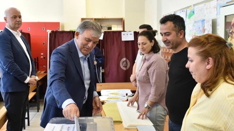 11. Cumhurbaşkanı Abdullah Gül, eşi Hayrünnisa Gül ile birlikte Mahalli İdareler Genel Seçimleri için Beykoz Şehit İsmail Kefal İlkokulu'nda kurulan bin 156 numaralı oy sandığında oyunu kullandı.