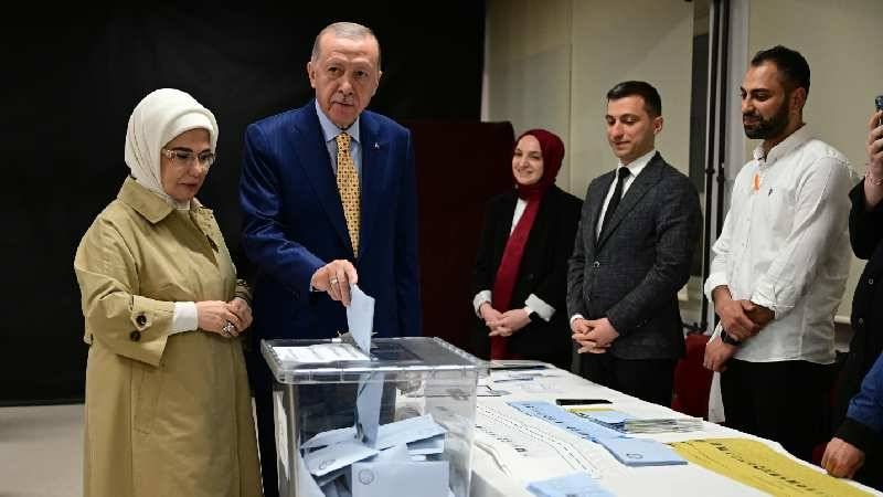 Cumhurbaşkanı ve AKP Genel Başkanı  Recep Tayyip Erdoğan ve eşi Emine Erdoğan, Üsküdar Saffet Çelebi Ortaokulu'da oyunu kullandı. Erdoğan, "Bu seçim yeni bir dönemin başlangıcı." dedi.