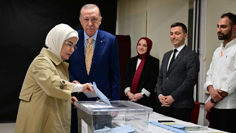 CUMHURBAŞKANI ERDOĞAN'IN OY KULLANDIĞI SANDIKTA EN YÜKSEK OYU MURAT KURUM ALDI: Cumhurbaşkanı ve AKP Genel Başkanı Recep Tayyip Erdoğan'ın oy kullandığı sandıkta,  İstanbul Büyükşehir Belediye (İBB) Başkanlığı için en yüksek oyu 131 oyla  Murat Kurum aldı.