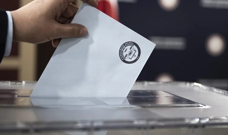  31 Mart yerel seçimleri sona erdi. CHP, 1977 seçimlerinden sonra resmi olmayan sonuçlara göre birinci parti konumuna yükselerek tarihi bir “zafere” imza attı. CHP toplamda yüzde 37 oy alırken, AKP oyları yüzde 35’te kaldı. Bıçak sırtı olan pek çok ilde seçimler kıran kırana geçti. Bazı iller ve ilçelerde ise merak konusu oldu. CHP’nin Lütfü Savaş ile tartışma yarattığı deprem ili Hatay; AKP’nin İstanbul’da kalelerinden olan Üsküdar, Fatih ve Eyüp ilçeleri; CHP’nin aday göstermediği için Şükrü Genç’in bağımsız olarak katıldığı Sarıyer; seçimin başa baş sürmesi beklenen Antalya, Eskişehir ve Şanlıurfa; CHP’nin oyuncu Erdal Beşikçioğlu’nun aday gösterdiği Ankara’nın Etimesgut ilçesi en çok merak edilen il ve ilçeler arasındaydı. İşte o il ve ilçeler...