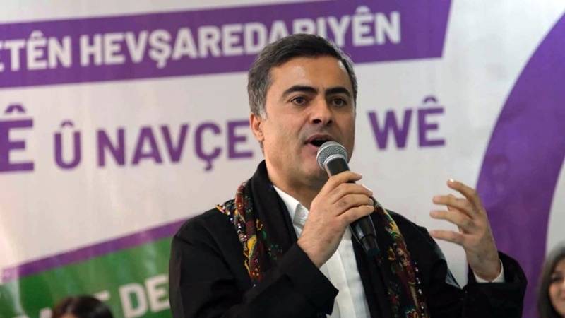 Abdullah Zeydan, HDP'nin Hakkâri Milletvekili iken 2016'da HDP eş başkanlarıyla birlikte tutuklanan ve yedi yıllık hapis cezasının ardından geçen yıl tahliye edilmişti. Zeydan daha önce "PKK, Türkiye'yi ve Ortadoğu'yu güller bahçesine çevirmek için ortaya çıkmış barış ve halk hareketidir. Eğer PKK Türkiye'yi güller bahçesine çevirmek istemeseydi, PKK'nın öyle bir gücü var ki, sizi tükürüğüyle boğar" sözlerini kullanmış ardından özür dilemişti.