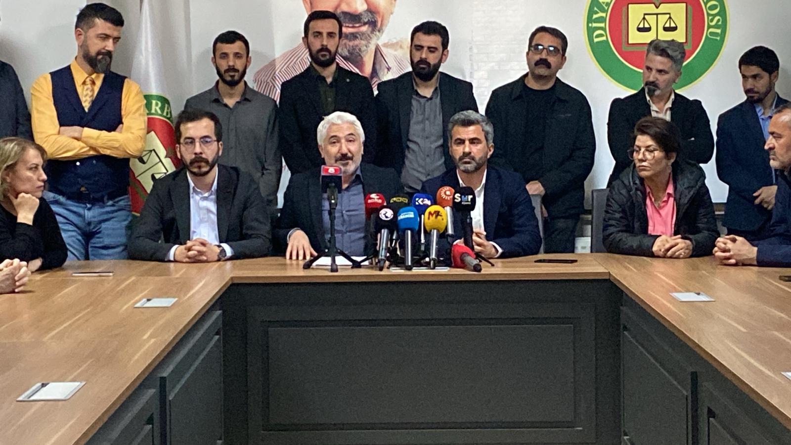 DİYARBAKIR BAROSU: 31 Mart 2024 tarihinde gerçekleşen Mahalli Genel Seçimlerinde, Van Büyükşehir Belediyesi Başkanlığını resmi olmayan sonuçlara göre yüzde 55 oy oranıyla Dem Parti adayı Abdullah ZEYDAN kazanmıştır.Diyarbakır 5. Ağır Ceza Mahkemesi’nin 4 Nisan 2023 tarihinde Abdullah ZEYDAN hakkında vermiş olduğu ve kesinleşmiş memnu hakların iadesi kararını, seçimlere 2 gün kala (29.03.2024 tarihinde) Adalet Bakanlığı’nın istemi ve Diyarbakır Cumhuriyet Başsavcılığı’nın başvurusu üzerine kaldırmıştır. Diyarbakır 5. Ağır Ceza Mahkemesi’nin Yargıtay yolu (denetimi) açık olmak üzere vermiş olduğu ve kesinleşen 04.04.2023 tarihli kararını kanun yolları tüketilmeden kaldırması açık hukuka aykırılık oluşturmaktadır. Seçimden önceki son iş gününde başvurunun yapılması ve memnu hakların iadesi kararının aynı gün kaldırılarak adli sicil kaydına işlenmesi, Van İl Seçim Kurulu’na seçimlerden hemen sonraki gün bir siyasi partinin tam da bu kararlar ve sebeplerle itirazda bulunulması, tüm sürecin önceden kurgulandığını göstermektedir. Van İl Seçim Kurulu’ndan, seçim sonuçlarına yönelik hukuka aykırı yargı kararları üzerinden yapılmak istenilen müdahaleleri boşa çıkarmasını ve itirazı reddetmesini bekliyoruz. Aksi bir durum demokrasiye ve seçmen iradesine açık bir müdahale sonucunu doğuracaktır. Seçme, seçilme ve siyasi faaliyette bulunma hakkının demokrasinin vazgeçilmez unsurlarından biri olduğunu hatırlatıyor, herkesi sonuçlara saygı göstermeye davet ediyoruz
