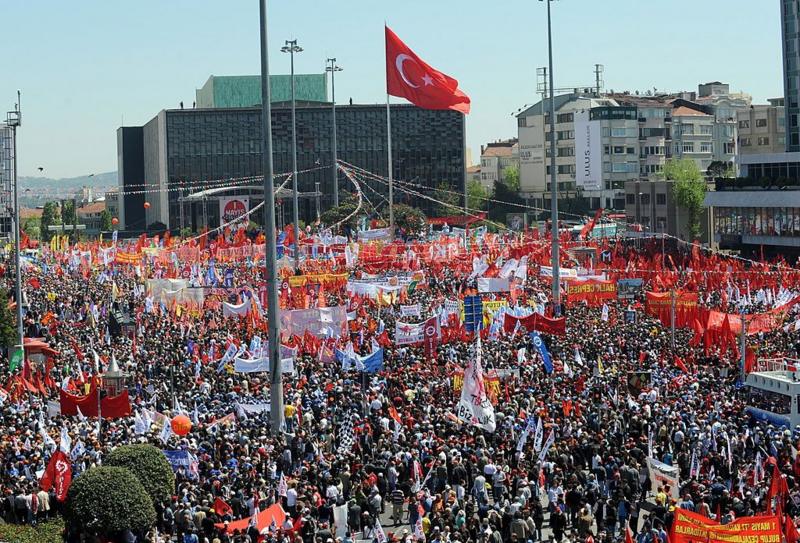 2010 yılında Taksim Meydanı'nda d&uuml;zenlenen 1 Mayıs kutlamaları