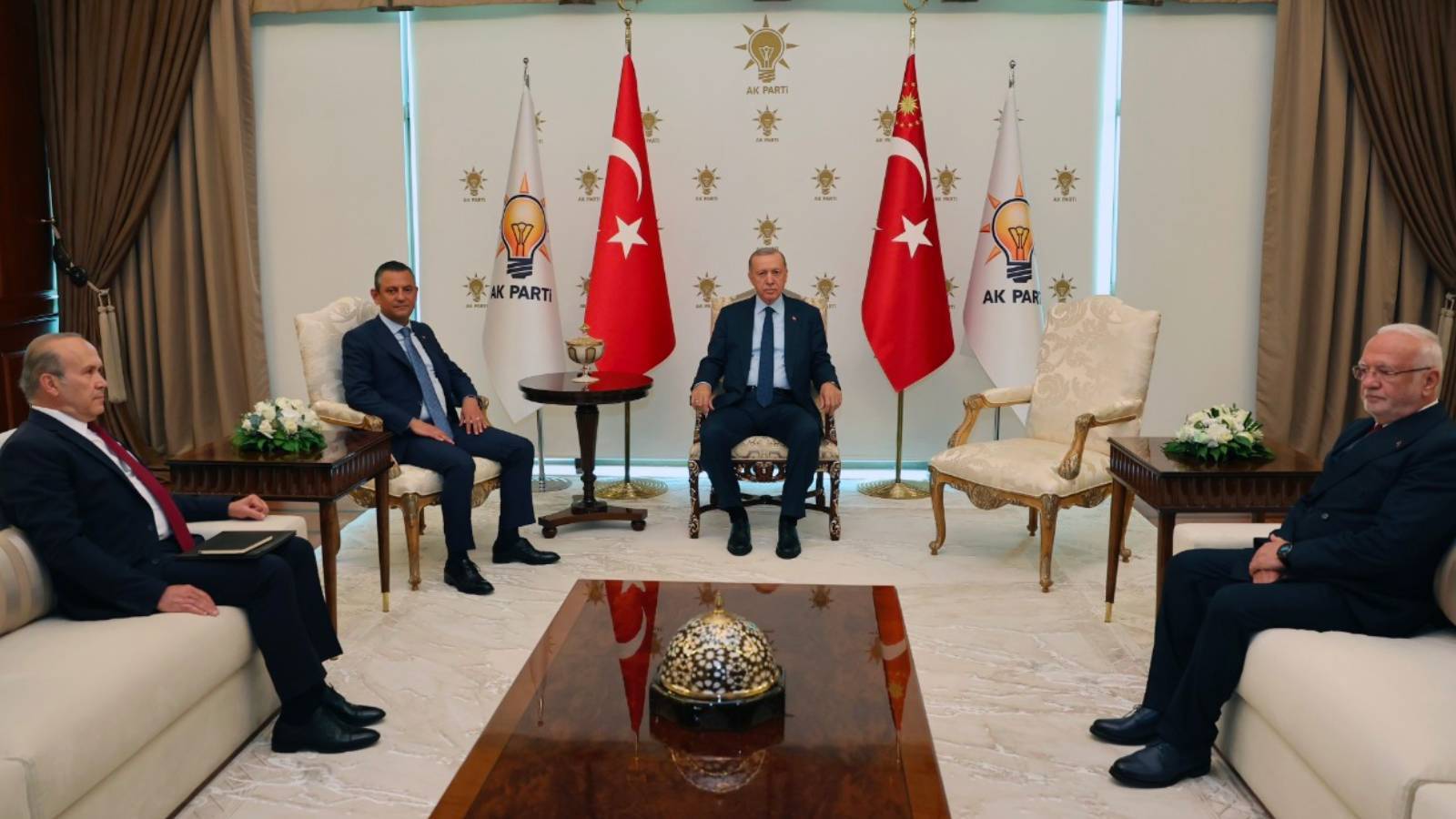 Cumhurbaşkanı Erdoğan, CHP lideri Özgür Özel, AKP Genel Başkanvekili Mustafa Elitaş ile eski Washington Büyükelçisi ve CHP Milletvekili Namık Tan, AKP Genel Merkezi'ne gitmişti. Cumhurbaşkanı ve AKP Genel Başkanı Recep Tayyip Erdoğan ile CHP Genel Başkanı Özgür Özel'in 1 buçuk saat süren görüşmesinde basına verilen toplu karede, Erdoğan’ın yanındaki boş sandalye dikkat çekmişti. AKP’den yapılan açıklamaya göre; boş koltuk ve oturma düzeni herhangi bir anlam ifade etmiyor, odanın mevcut oturma düzeni korundu.