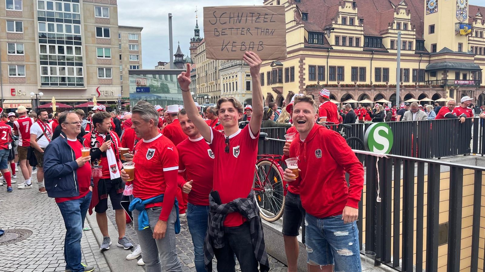 EURO 2024’ün taraftarlar arasındaki yaygın akımlarından biri olan “yemek savaşları”, bu maçta da yaşandı. Türk ve Avusturyalı taraftarlar arasındaki “kebap” ve “şinitzel” kapışmasını da “kebap” kazandı.