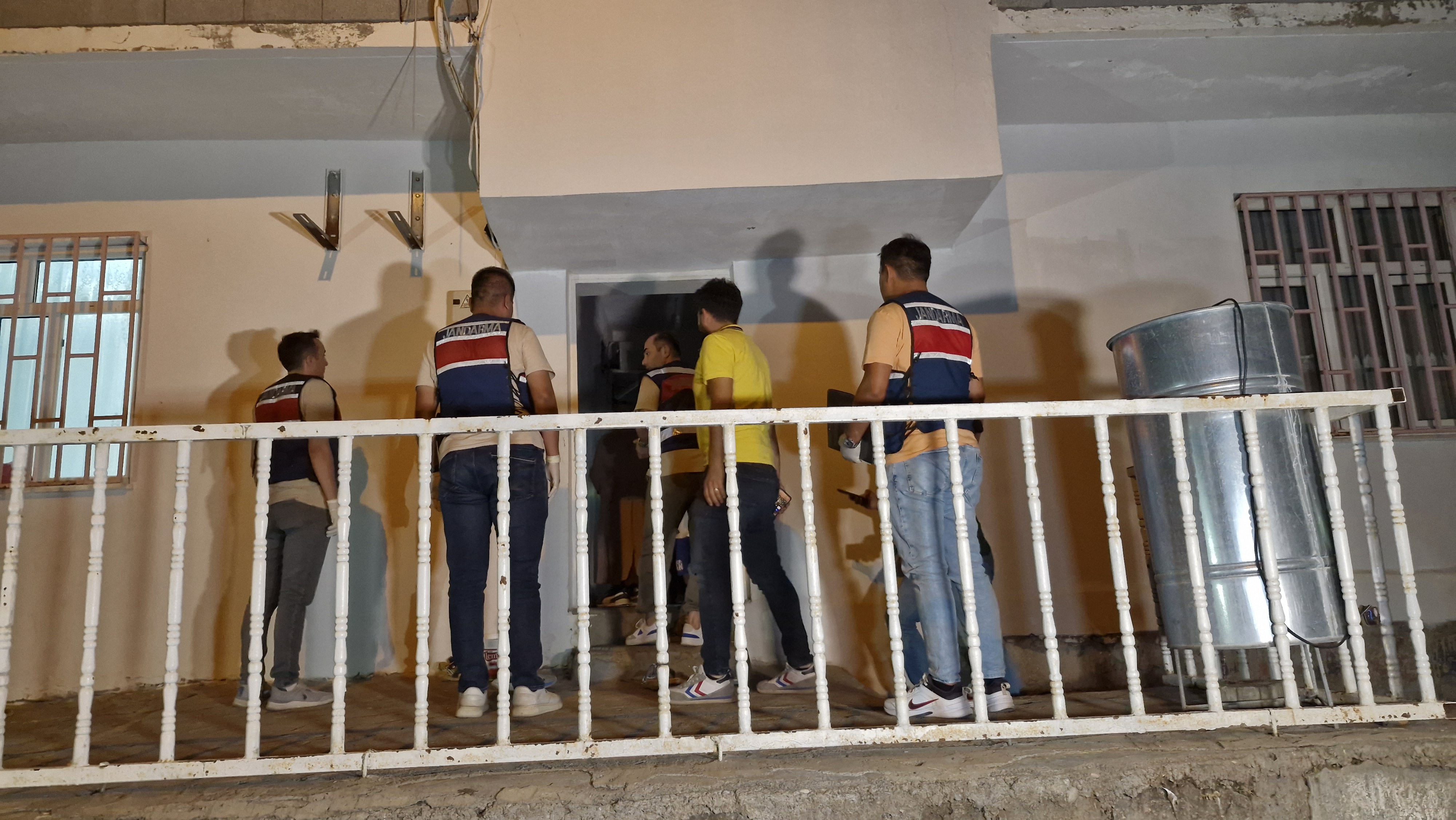 Ayrıca Bağlar İlçe Jandarma Komutanlığı ve takviye gelen diğer jandarma ekipleri tarafından bugüne kadar 7 iz takip köpeği ile 11 bin dönümden fazla alanda arama yapıldı. 