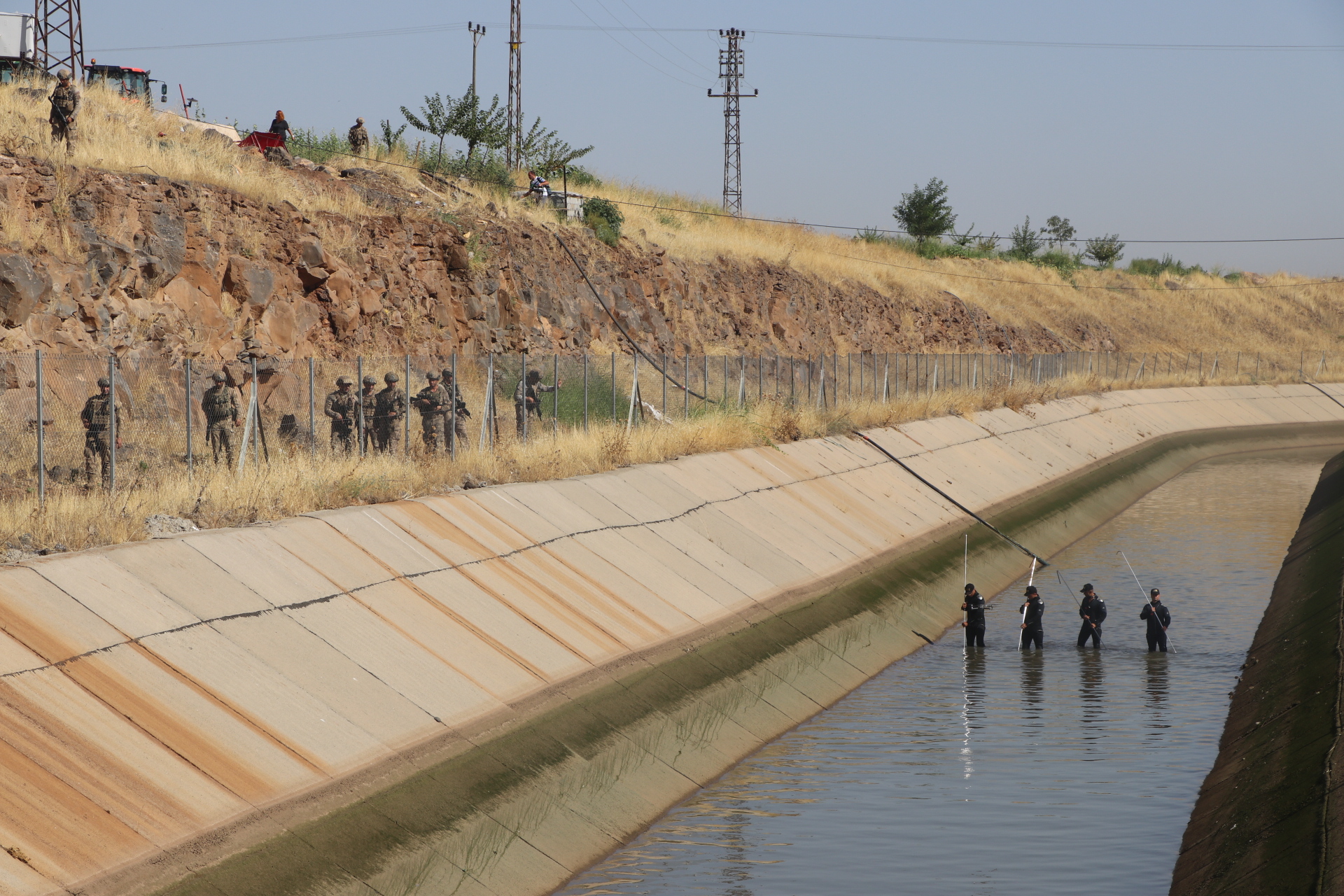 20 KİLOMETRELİK KANAL BOYUNCA ARAMA - Küçük Narin'i arama çalışmaları, 6’ncı gününde sürüyor. Su seviyesi düşürülen sulama kanalında JAK ve AFAD dalgıçları çalışma yürütürken, mahalleden başlayarak 20 kilometrelik kanal boyunca arama yapıldı. 