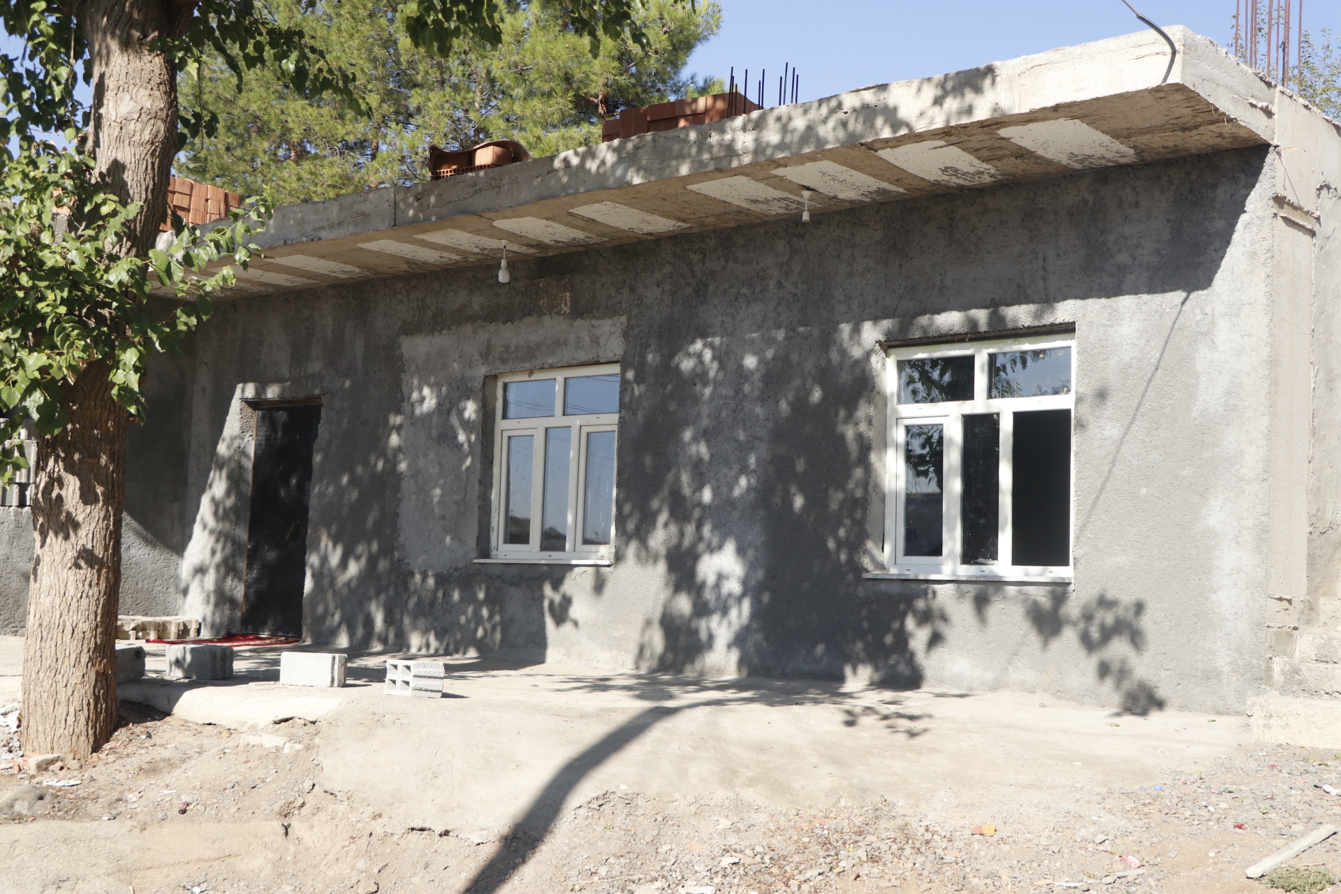 KAN LEKELERİ NARİN'E AİT DEĞİL - Narin'in gittiği patika yolun yaklaşık 50 metre ilerisindeki tepede, evlerine yaklaşık 20 metre mesafede bulunan kayalıklarda yakınları, 25 Ağustos'ta kan lekeleri gördü. Jandarmaya haber verilmesiyle kan lekelerinin olduğu alan çembere alındı. Baba Arif Güran da bölgeye gelerek jandarmayla görüştü. 