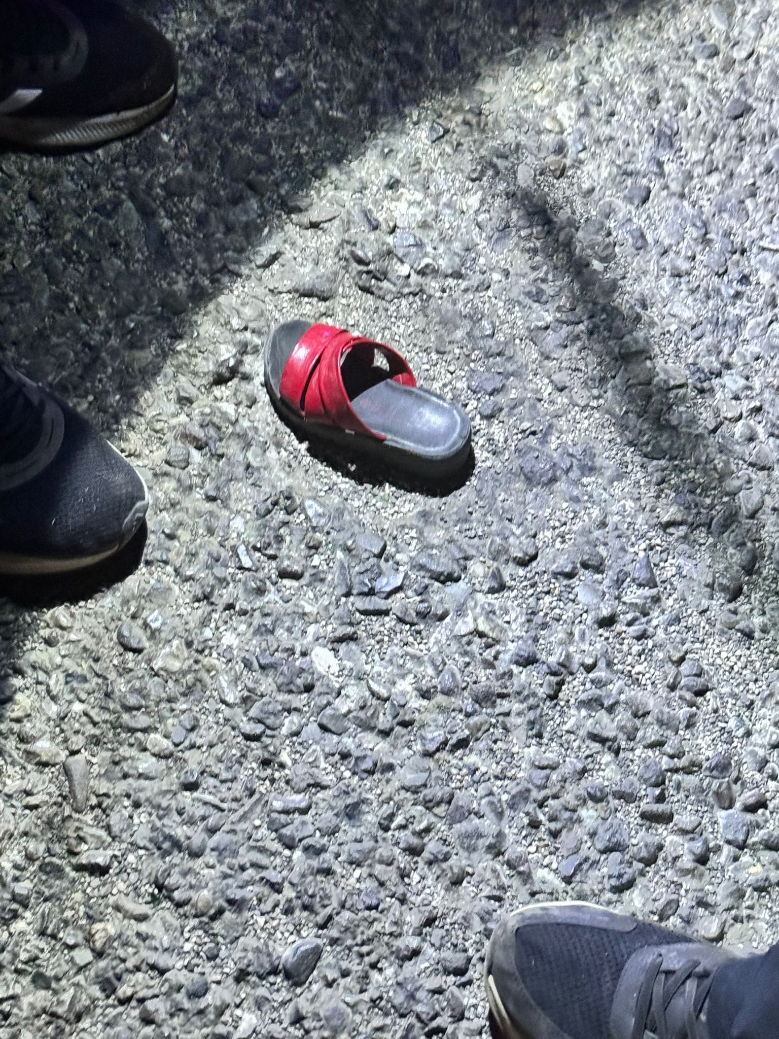 Mahalledeki evler ve köye giriş yapan araçlar arandı. Arama çalışmalarında 22 Ağustos'ta gece saatlerinde yol kenarında bir çocuk terliği bulundu. Güran ailesinin evine yaklaşık 3 kilometre uzaklıkta bulunan terlik, Narin'in anne ve babasına gösterildi. Çift, terliğin kızlarına ait olduğunu söyledi. Terlik incelenmek üzere jandarma tarafından laboratuvara götürüldü. Ancak aile daha sonra terlik numarasının Narin'inkinden farklı olduğunu söyledi.
