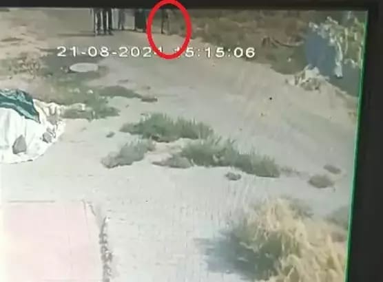 SON GÖRÜNTÜLERİ ORTAYA ÇIKTI - Ayrıca Narin'in kaybolmadan önceki son görüntüleri de ortaya çıktı. Okulun 21 Ağustos'ta saat 15.15'teki görüntülerinde Narin'in 4 arkadaşıyla yürüdüğü ve ardından ayrılarak tepe yolunu kullanıp, evine doğru gittiği yer aldı.