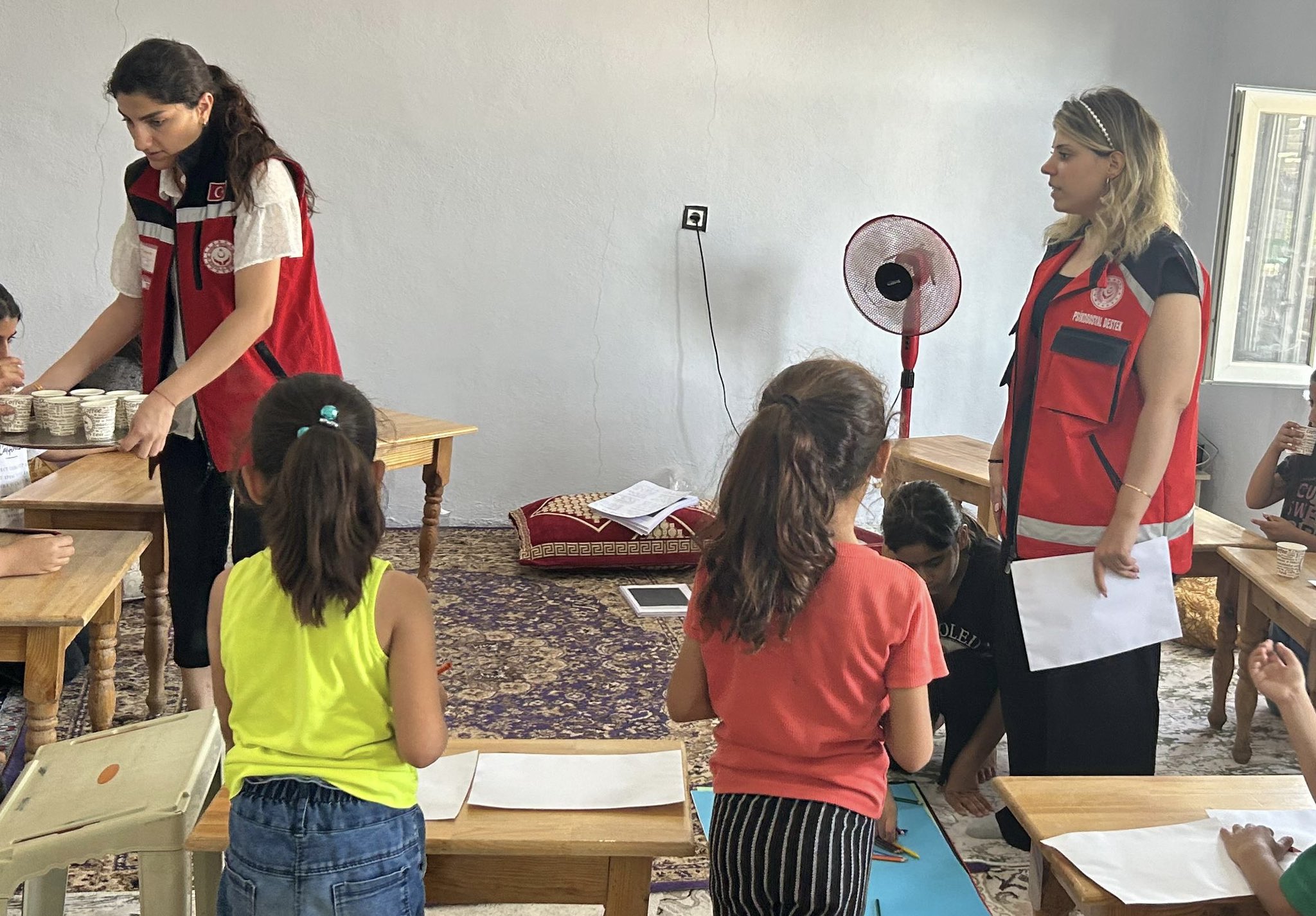 NARİN’İN ARKADAŞLARINA PSİKOSOSYAL DESTEK - Aile ve Sosyal Hizmetler Bakanı Mahinur Özdemir Göktaş, Diyarbakır'da 21 Ağustos'ta kaybolan 8 yaşındaki Narin Güran'ı arama çalışmalarının yürütüldüğü mahalledeki çocuklar ve aileler için psikososyal destek ekipleri çalışmalarını sürdürdüğünü açıkladı. Bakan Göktaş, sosyal medya hesabından yaptığı açıklamada, "Diyarbakır’da kaybolan 8 yaşındaki evladımız Narin’in ailesine kavuşması en büyük temennimiz. Bakanlık olarak ilk günden beri ailemizin yanındayız. Olaydan etkilenen mahalle sakini yavrularımız ve aileleri için Psikososyal Destek Ekiplerimiz çalışmalarını sürdürüyor" dedi. 