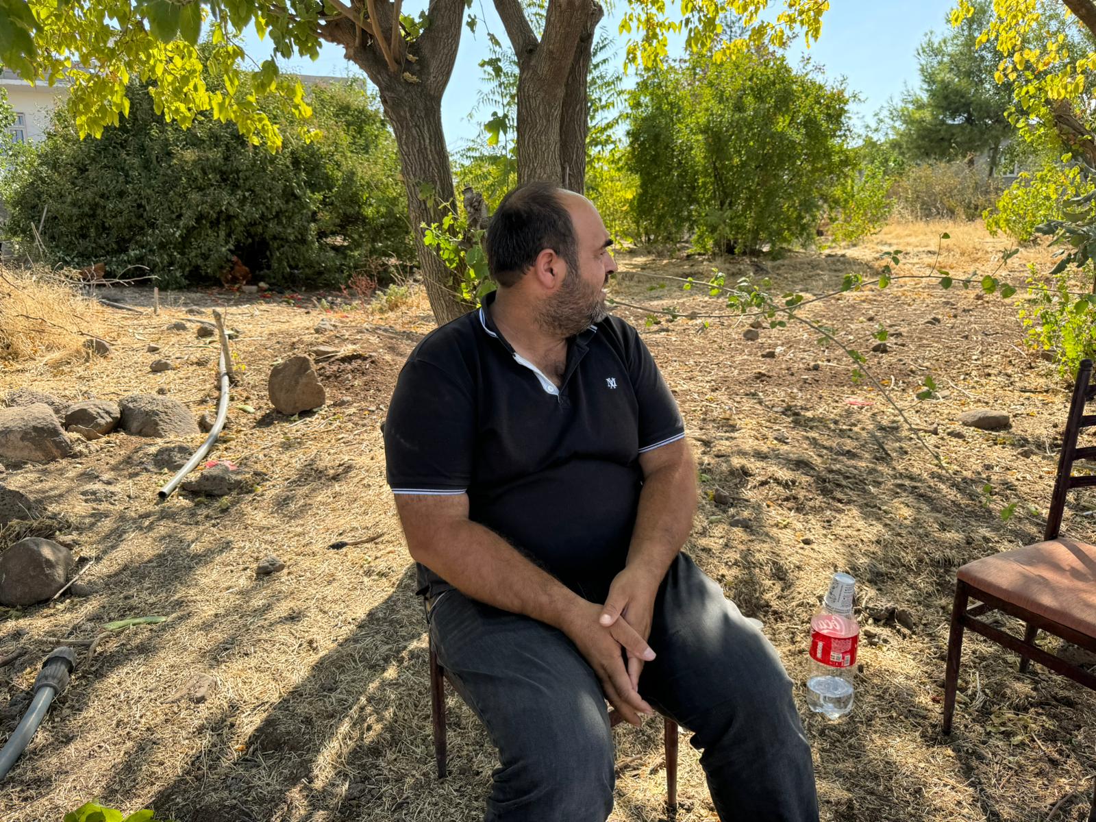 “Paşamızın sarf ettiği bu sözler bizi daha da umutlandırdı. Bizi daha da dinç etti. Umudumuz daha fazla oldu. Paşamızın emeği çok, Allah ondan razı olsun, bizim ona sevgimiz, saygımız fazladır. Sürecin ilk gününden beri paşamız takip ediyor. Her şey onun gözetiminin altında. İlk gün bana dedi ki; ‘Arif senin kızını bulacağım.’ Ben de sabırla paşamı bekliyorum. İnşallah kızımı getirecek, umutluyum. Bugün yaptığı açıklama ile birlikte ölüyü adeta diriltti. Ümitlerimi binlerce kat daha da fazla artırdı. Bu süreçte inanın bir baba için anlatılamaz. Bütün Türkiye gerçekten topyekun, bizi tanıyan veya tanımayan, dualarıyla destekleriyle bizimleydi. Basının da etkisi çoktur. Allah sizden razı olsun ilk günden beri yanımızdan ayrılmadınız. Sizin de emeğiniz bizde çok. Ümitliyim, kızımı getirecekler, getirecekler, getirecekler. Başka bir alternatifi yoktur. Pişman olmuşlarsa gelsinler, devletin şefkatli kucağına gelsinler. Devletimiz de onlara şefkat kucağını açsın. Allah onları affetsin. Kim olursa olsun fark etmez. Demek ki jandarmamız bir şeyler yakalamış, umutludur jandarma. Biz de umutluyuz. Biz umutlu olduğumuz zaman, jandarma bizi görüyor ve onlar bizden daha fazla umutlu oluyor, daha da gayret ediyorlar. Yani jandarma ve AFAD’ın da burada hakkı ödenmez. Bazı komutanlarımız burada gece sabaha kadar ayakta. Yemeden, içmeden, uyumadan bir mücadele veriyorlar. Ben sabahtan akşama kadar ellerini öpsem, başıma koysam, onların hakkını ödeyemem. Rabbim devletin eksikliğini vermesin.”
