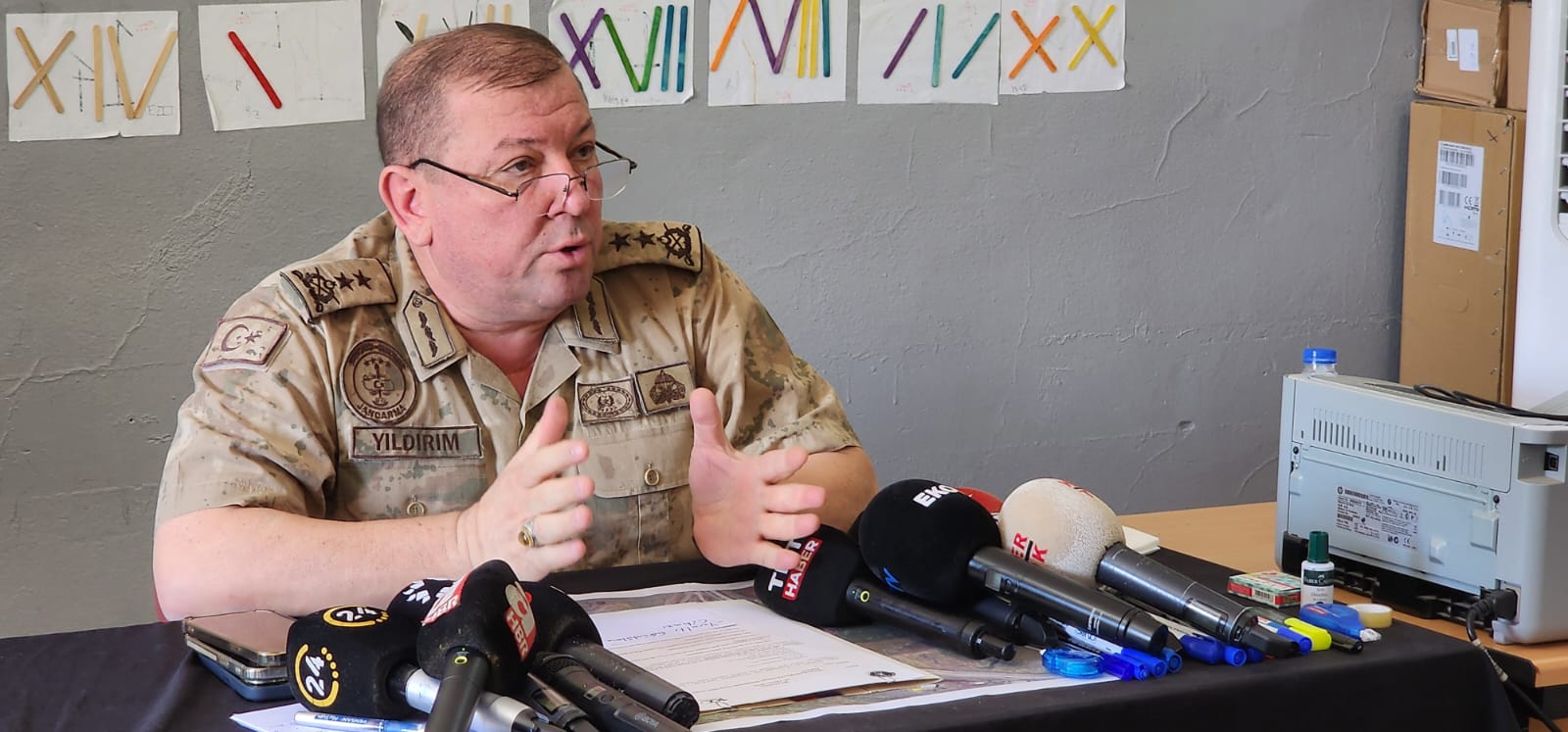 İL JANDARMA KOMUTANI: SONUCA ÇOK YAKLAŞTIK - Diyarbakır İl Jandarma Komutanı Tümgeneral Selçuk Yıldırım, Narin'in bulunmasıyla ilgili yapılan çalışmalar kapsamında konuştu. Köydeki çalışmaları denetleyen Tümgeneral Yıldırım, arama çalışmasında çemberin daraldığını ve sonuca çok yaklaşıldığını söyledi. 