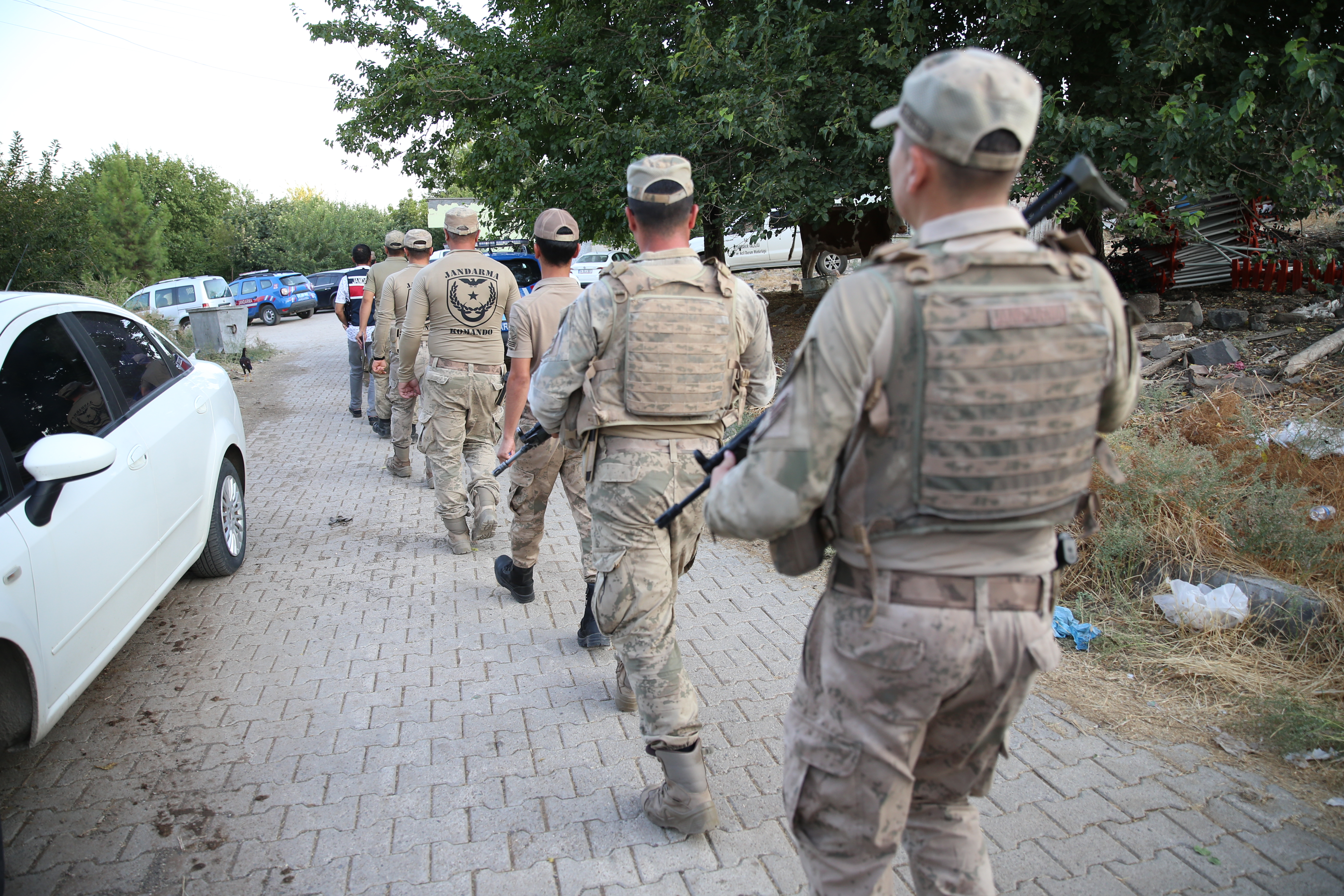 Tümgeneral Yıldırım, arama çalışmalarına ilişkin şu bilgileri aktardı: "Diyarbakır İl Jandarma Komutanlığı'na bağlı Bağlar ilçesinin Tavşantepe köyünde bulunmaktayız. Burası ilkokul ve jandarmamızın ilkokul içerisinde kurduğumuz harekat merkezinde, kızımız Narin Güran'ı arama çalışmaları faaliyetleri devam etmektedir. Şu ana kadar İl Jandarma Komutanlığımızdan 1030, AFAD'dan 240, İl Emniyet Müdürlüğü'nden 54, itfaiyeden 25, İl Sağlık Müdürlüğü'nden 48, büyükşehir ve ilçe belediyelerinden 53, Dicle Üniversitesi'nden 80 ve gönüllü 180 olmak üzere toplam 7 kurumdan 1710 kişi, Narin'imizi arama çalışmalarına devam etmektedir. 9 köpek unsuru, 115 araç, 2 helikopter, 48 dron takviyesi yapıldı. Karadan 55 kilometrekarelik alan ile Jandarma Sualtı Arama Kurtarma timleri, Dicle Üniversitesi ve AFAD dalgıçlarından toplam 24 personel ile 5 dere, 3 gölet, 18 su kuyusu ve 24 kilometre su kanalı aranmıştır. Şu ana kadar jandarmamız tarafından 12 bin 565 araç, 32 bin 952 şahıs sorgulanmıştır. 44'ü jandarma 3'ü polis bölgesi olmak üzere 47 ev ile 22 metruk binada arama icra edilmiş. 16 plaka tanıma sistemi (PTS) noktası ile 78 kamera incelenmiş, 8’i şüpheli 58'i tanık olmak üzere 66 şahsın ifadesi alınmıştır. Kızılay ve AFAD tarafından 750 kişilik yemek dağıtımı yapılmıştır"