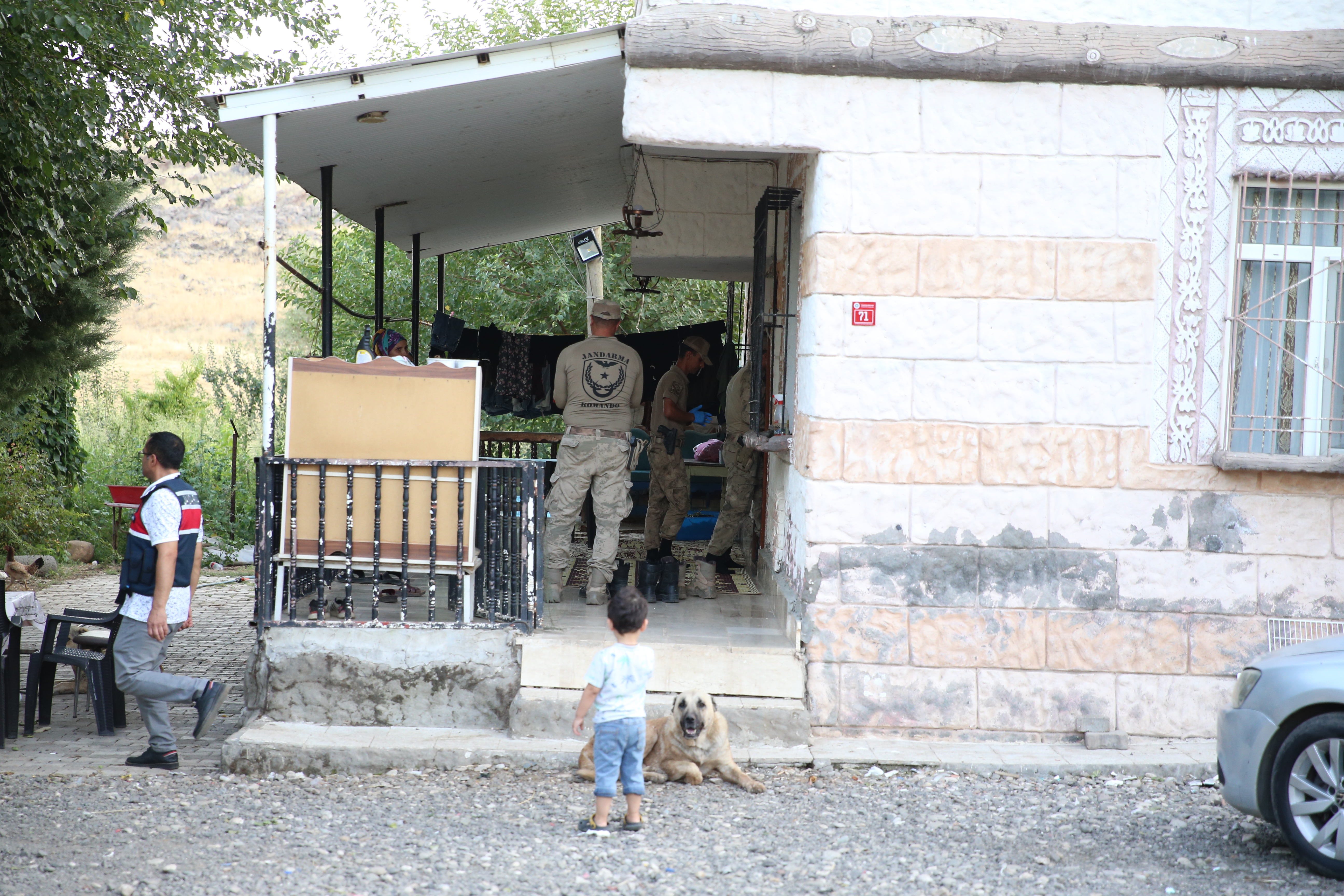 Olay, 21 Ağustos'ta öğleden sonra Bağlar ilçesi kırsal Tavşantepe Mahallesi'nde meydana geldi. Kur'an kursuna giden Narin Güran, çıkışta evlerine dönmeyince ailesi kendi imkanlarıyla arama yaptı. Köylülerle yapılan aramadan da sonuç alınamayınca Narin'in babası Arif Güran, aynı gün saat 20.00 sıralarında jandarma karakola giderek kızının kayıp olduğu ihbarında bulundu. İhbarla bölgeye Bağlar İlçe Jandarma Komutanlığı, Bağlar Asayiş Komando Bölük Komutanlığı, Jandarma Özel Harekat timleri, Jandarma Suç Araştırma Timleri (JASAT), İstihbarat Şube Müdürlüğü, Köpek İz Takip Timi ve Su Altı Arama Kurtarma Timi'nin yanı sıra sağlık, AFAD, Diyarbakır Büyükşehir Belediyesi Su Altı Arama ekipleri ile ilçe belediyelerden de arama kurtarma ekipleri sevk edildi.