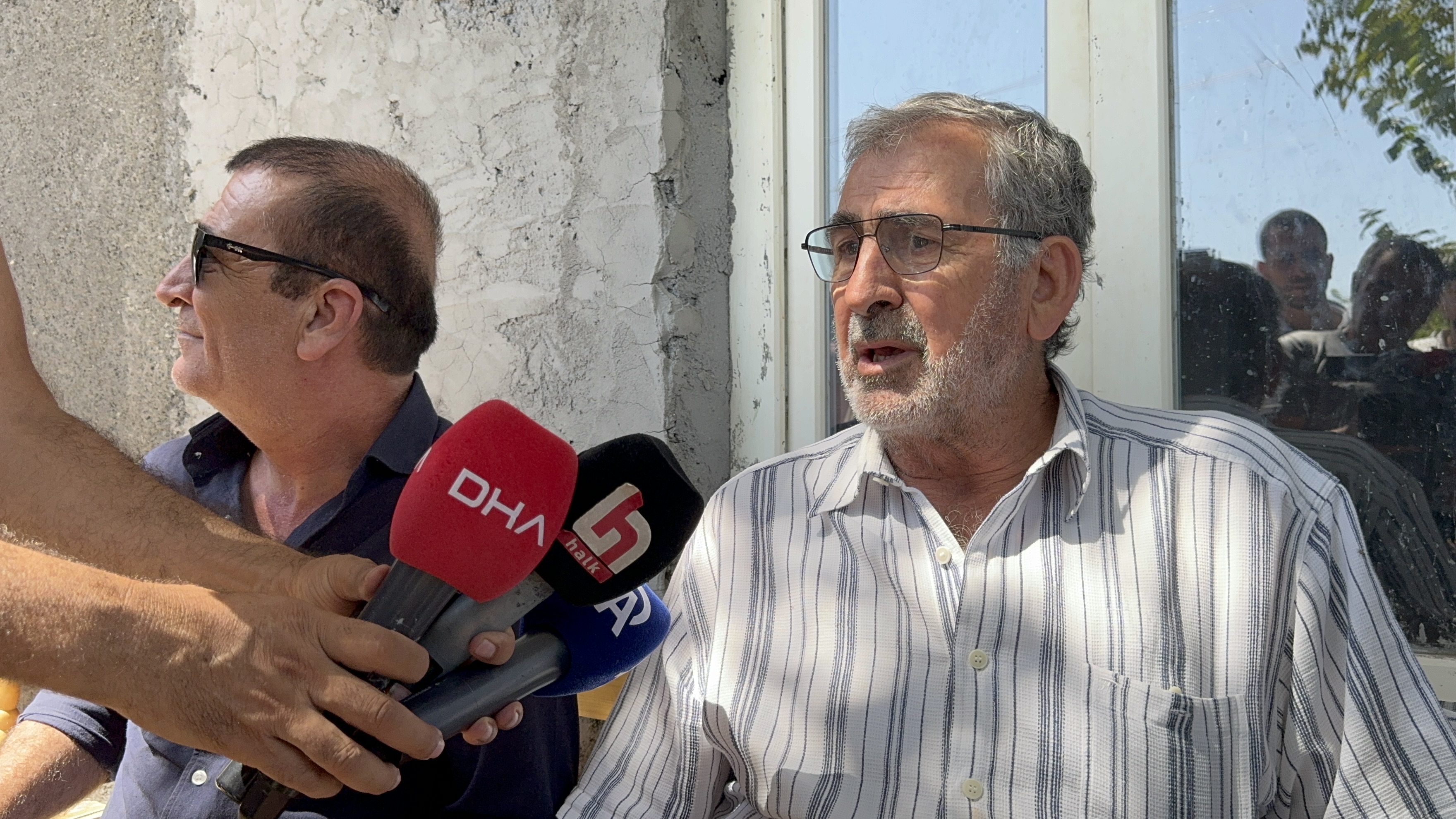 “TELEFONU YERE ÇARPTIĞI ZAMAN BENİM YANIMDAYDI” - Narin'in amcası Erhan Güran ise E.G.'nin kolundaki ısırık izine ait sonuçların gelinceye kadar gözaltı süresinin uzatıldığını belirterek, "Yeğenim E.G., telefonu yere çarptığı zaman benim yanımdaydı. E.G.'nin kriminal sonucu gelmediği için cuma gününe kadar gözaltı süresi uzatılmıştır. Sonuçlandığı zaman gerekli bilgiler verilecektir. İz, ısırık izidir. Isırık izi İstanbul'a gönderildi. Çocuk şu anda Diyarbakır'da ve gözaltında tutuluyor" diye konuştu.