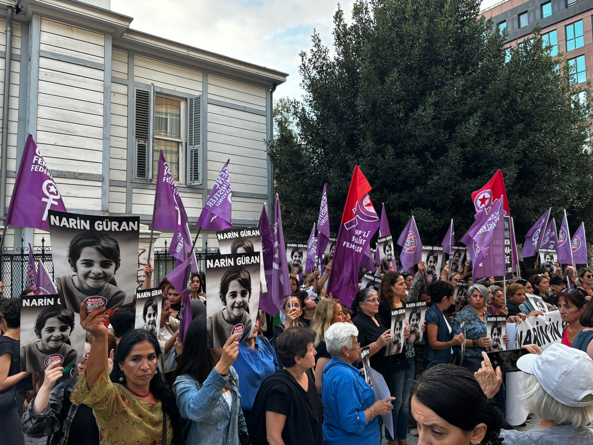 İstanbul’da Narin için yürüyen Kadın Cinayetlerini Durduracağız Platformu ve Genç Feministler Federasyonu yaptıkları açıklamada “Bu ülkenin bir çuval hikayesi oldu farkında mısınız? Sokak köpekleri çuvalların kuyuların içinde ölündü bulundu. Şimdi de çuvalın içinde Narin ölü bulundu. Bir çocuk çuvalın içinde ölü bulundu” ifadelerine yer verildi.