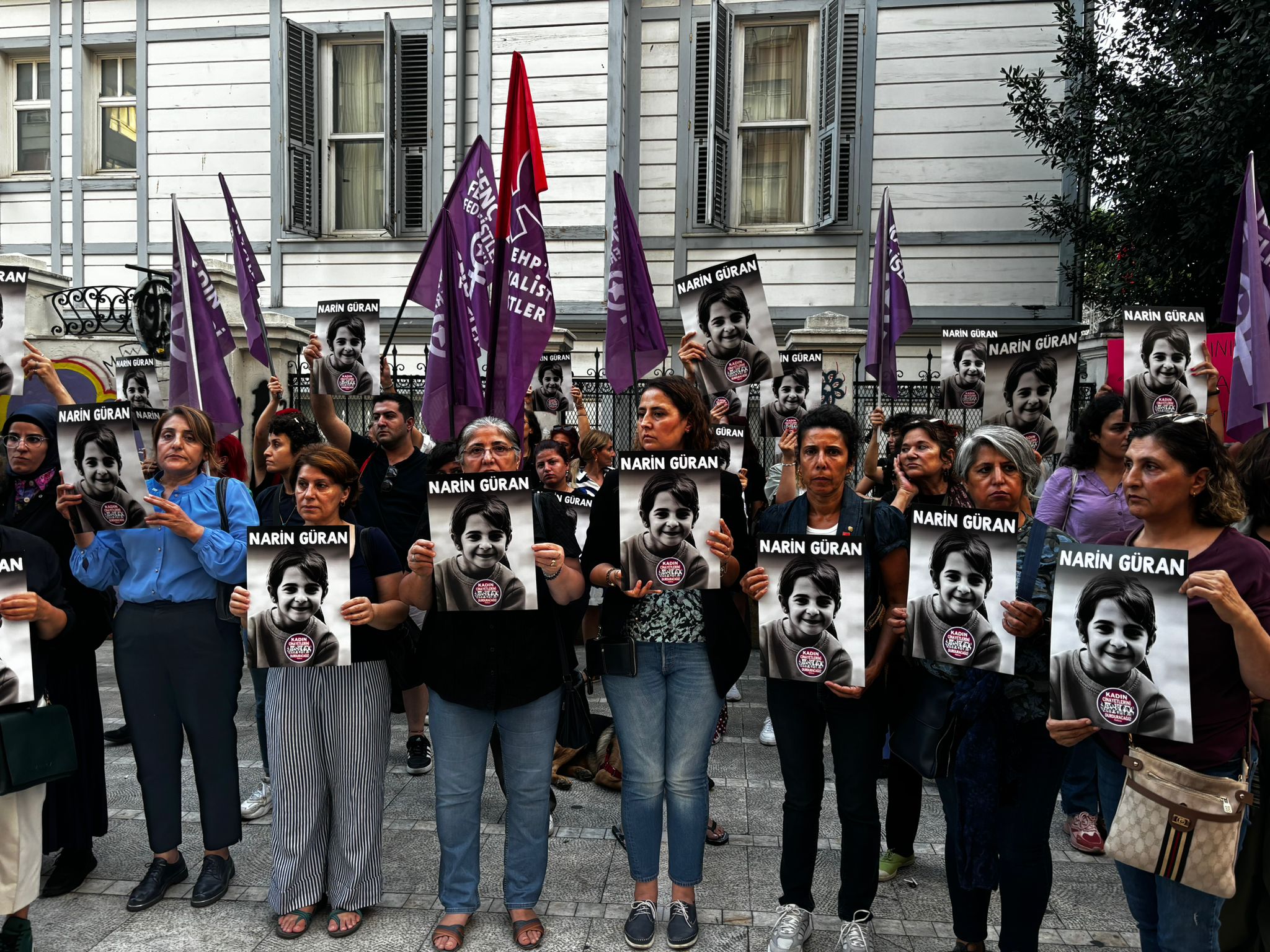 Platformdan yapılan açıklamada, “Bu ülkenin bir çuval hikayesi oldu farkında mısınız? Sokak köpekleri çuvalların kuyuların içinde ölündü bulundu. Şimdi de çuvalın içinde Narin ölü bulundu. Bir çocuk çuvalın içinde ölü bulundu” ifadelerine yer verildi.