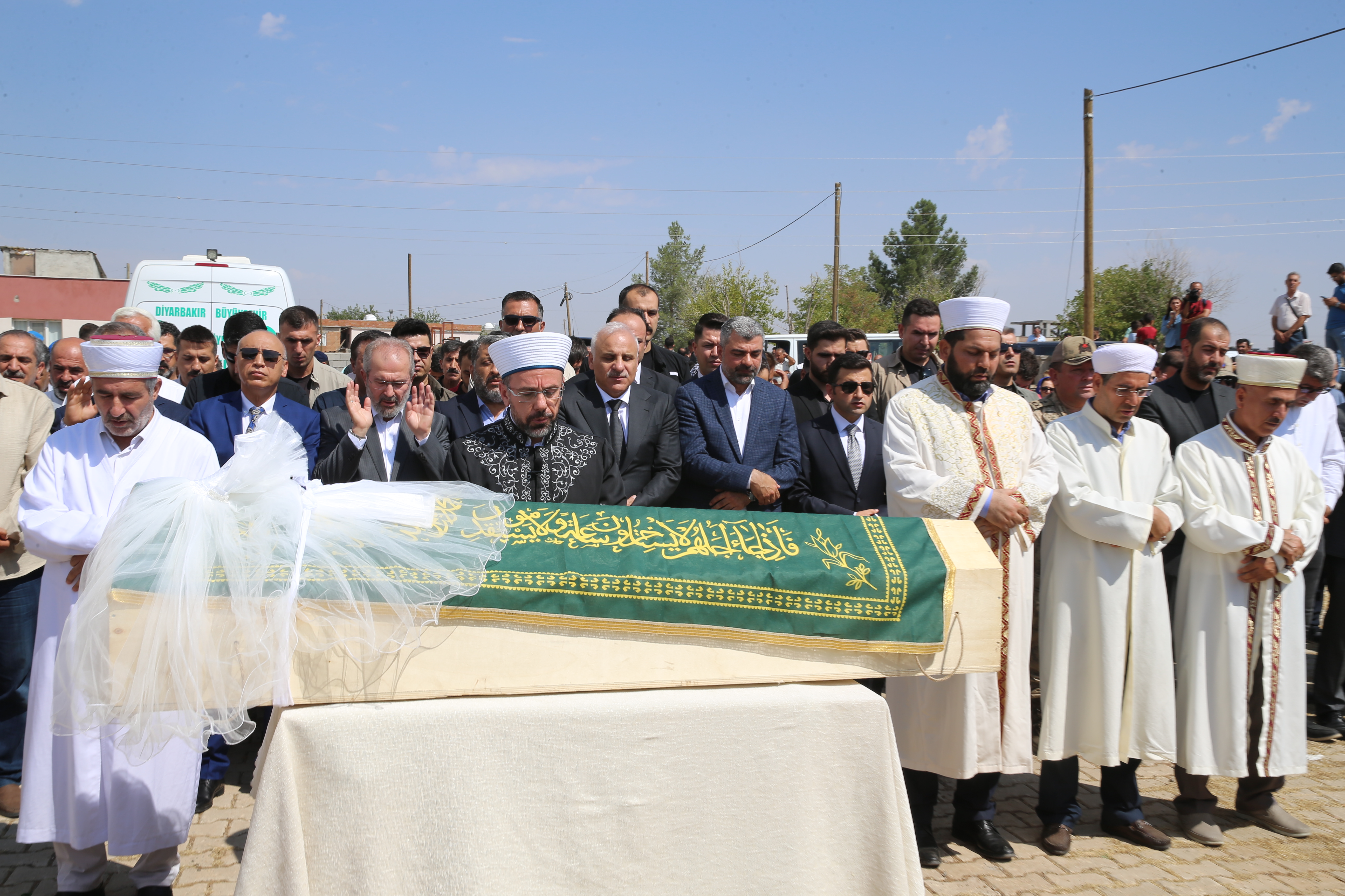 Cenaze namazının ardından Narin, tabutuna sarılı beyaz duvakla Tavşantepe Mahallesi’ne götürüldü. Narin Güran'ın tabutumun üstündeki duvak ve beyaz elbisesini, ağabeyi Baran Güran aldı. Narin, mahalle mezarlığında gözyaşları arasında defnedildi.