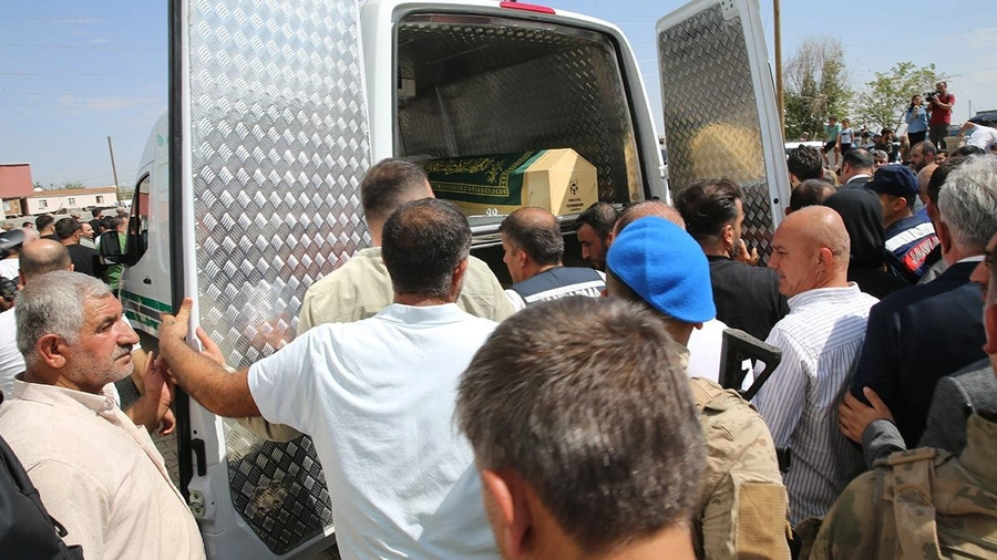 OTOPSİ İŞLEMLERİ TAMAMLANDI, GÖZYAŞLARI ARASINDA DEFNEDİLDİ - Diyarbakır Adli Tıp Kurumu’na getirilen Narin Güran’ın cenazesi, otopsi işlemlerinin ardından yakınlarına teslim edilerek, Tavşantepe Mahallesi’nin yanındaki Batıkarakoç Mahallesi'ne getirildi. Narin için Batıkarakoç Mahalle Camisi’nde cenaze töreni düzenlendi. Törene Diyarbakır Valisi Murat Zorluoğlu, İl Jandarma Komutanı Tümgeneral Selçuk Yıldırım, İl Emniyet Müdürü Fatih Kaya, Aile ve Sosyal Hizmetler Bakan Yardımcısı Leman Yenigün, Diyarbakır milletvekilleri Suna Kepolu Ataman ve Mehmet Sait Yaz, Mardin Milletvekili Faruk Kılıç, Bağlar Kaymakamı İsmail Pendik, İl Milli Eğitim Müdürü Murat Küçükali, Hazro Belediye Başkanı Fuat Mehmetoğlu ve kurum amirleri ile bazı siyasi partilerin il ve ilçe başkanları katıldı. Anne ve babası ise gözaltında oldukları için cenazede yer almadı.