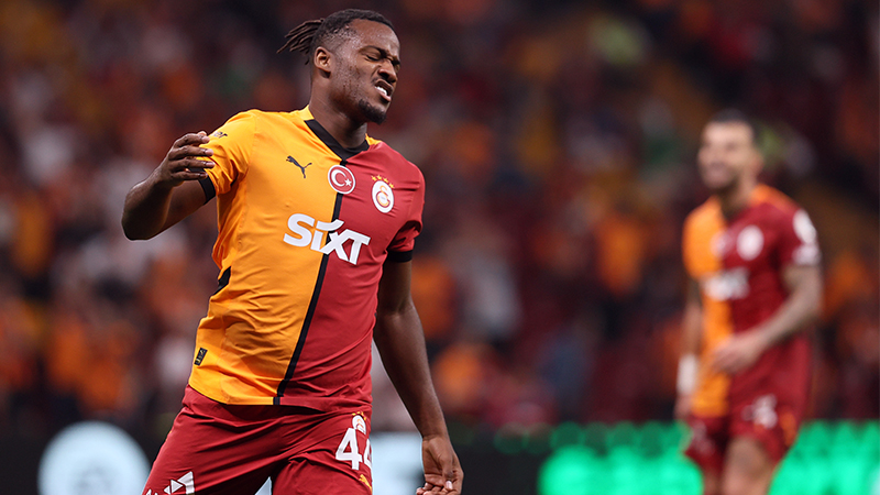 Halil Özer - Milliyet: Galatasaray üç puanı aldı. tabii ki Fenerbahçe’nin bay geçtiği haftada bu üç puan önemliydi. Ancak vasat oyun ve vasat görüntü devam ediyor. Fenerbahçe maçından sonra ortaya bambaşka bir takım çıktı sanki. Yırtıcı, üretken, mücadeleci, tekmeye kafa koyan görüntüsü bir anda yok oldu. Yani her şeyi ile vasatizm içinde.