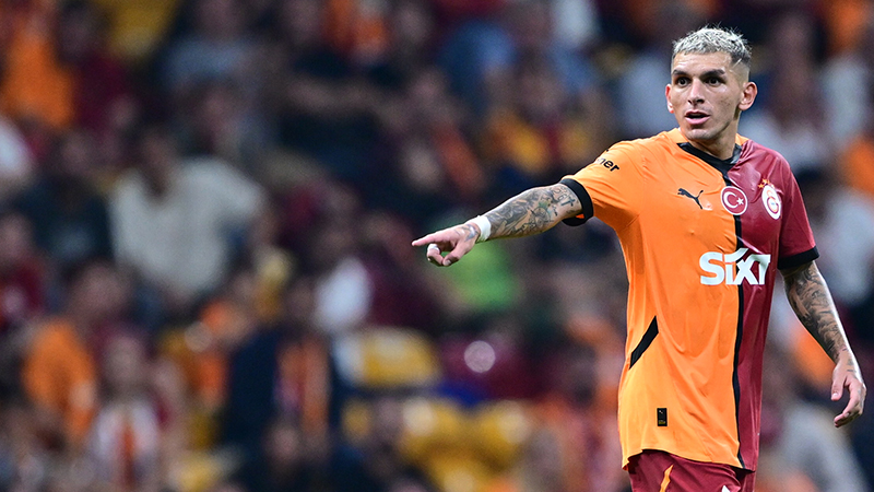 Sercan Akcan- Fanatik: Alanyaspor’a karşı Ali Sami Yen’de Galatasaray’ın en iyi işleyen departmanı savunmasıydı. Davinson Sanchez’in Riga maçında kenarlara devrilerek oynaması sonucu savunma arkasında bol alan bırakan Galatasaray gitmiş, yerine Davinson’u ön alan baskısında ilk kesici olarak kullanan, rakibine çok az pozisyon veren Galatasaray gelmiş gibiydi. Sanchez, tüm savunma fitilini ateşleyen futbolcu olduğunda Galatasaray’ın oyun standardı çok daha yukarılarda seyrediyor.